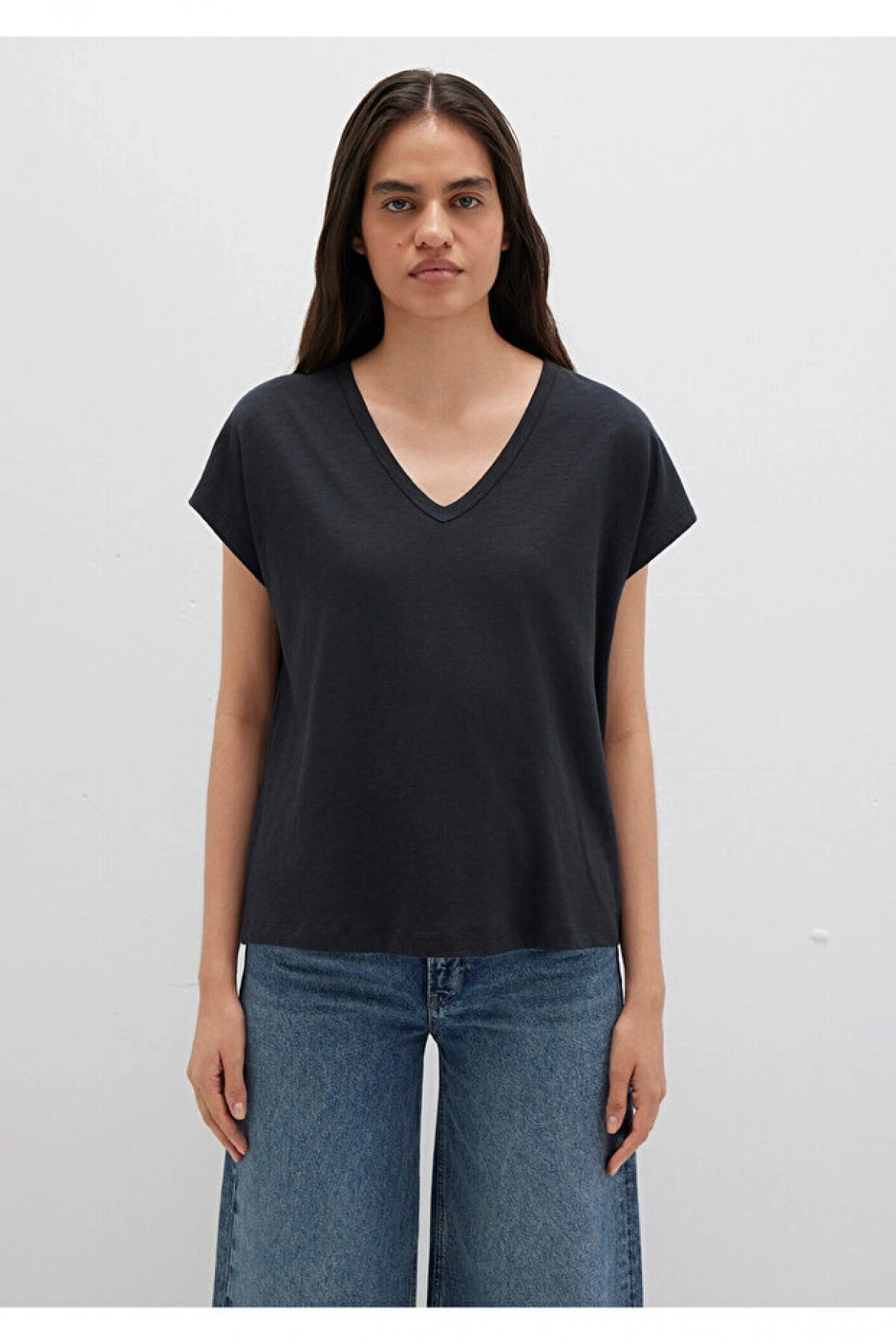 Mavi V Yaka Siyah Basic Tişört Regular Fit / Normal Kesim