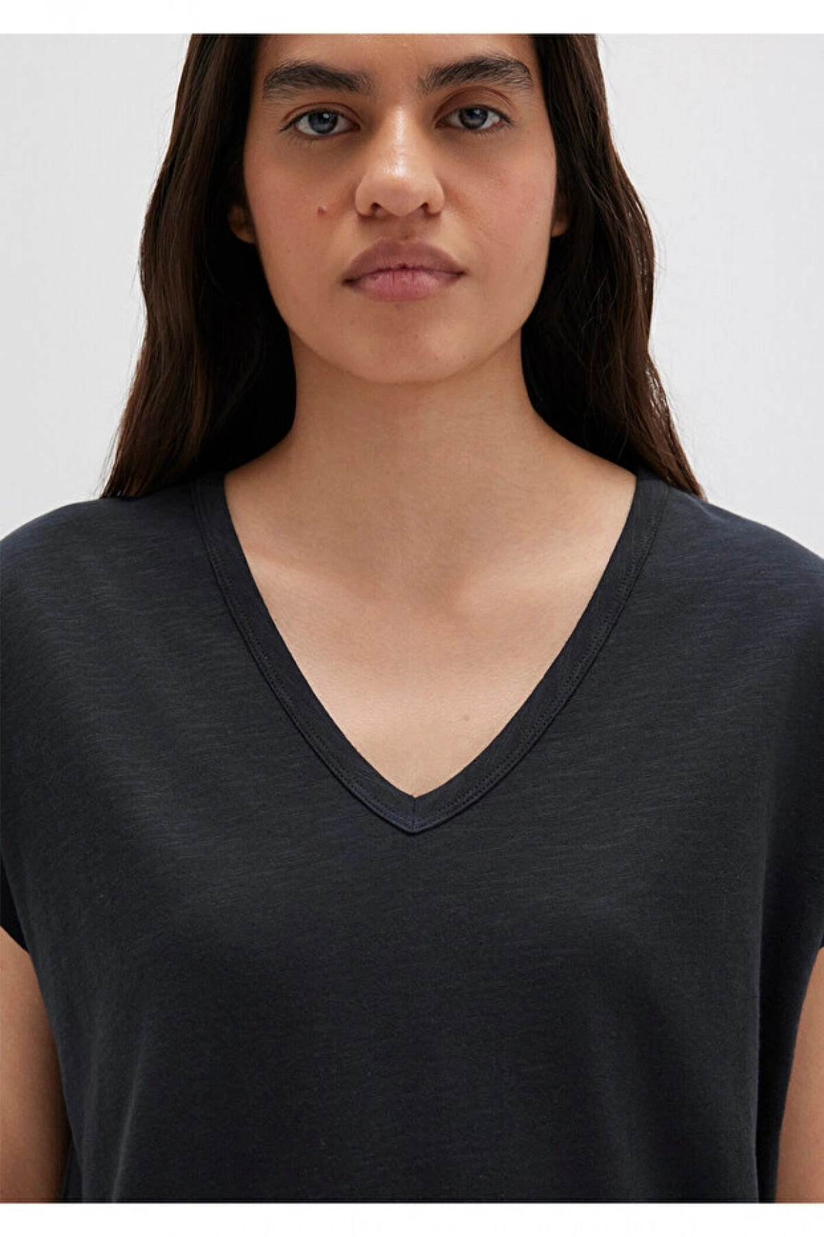 Mavi V Yaka Siyah Basic Tişört Regular Fit / Normal Kesim