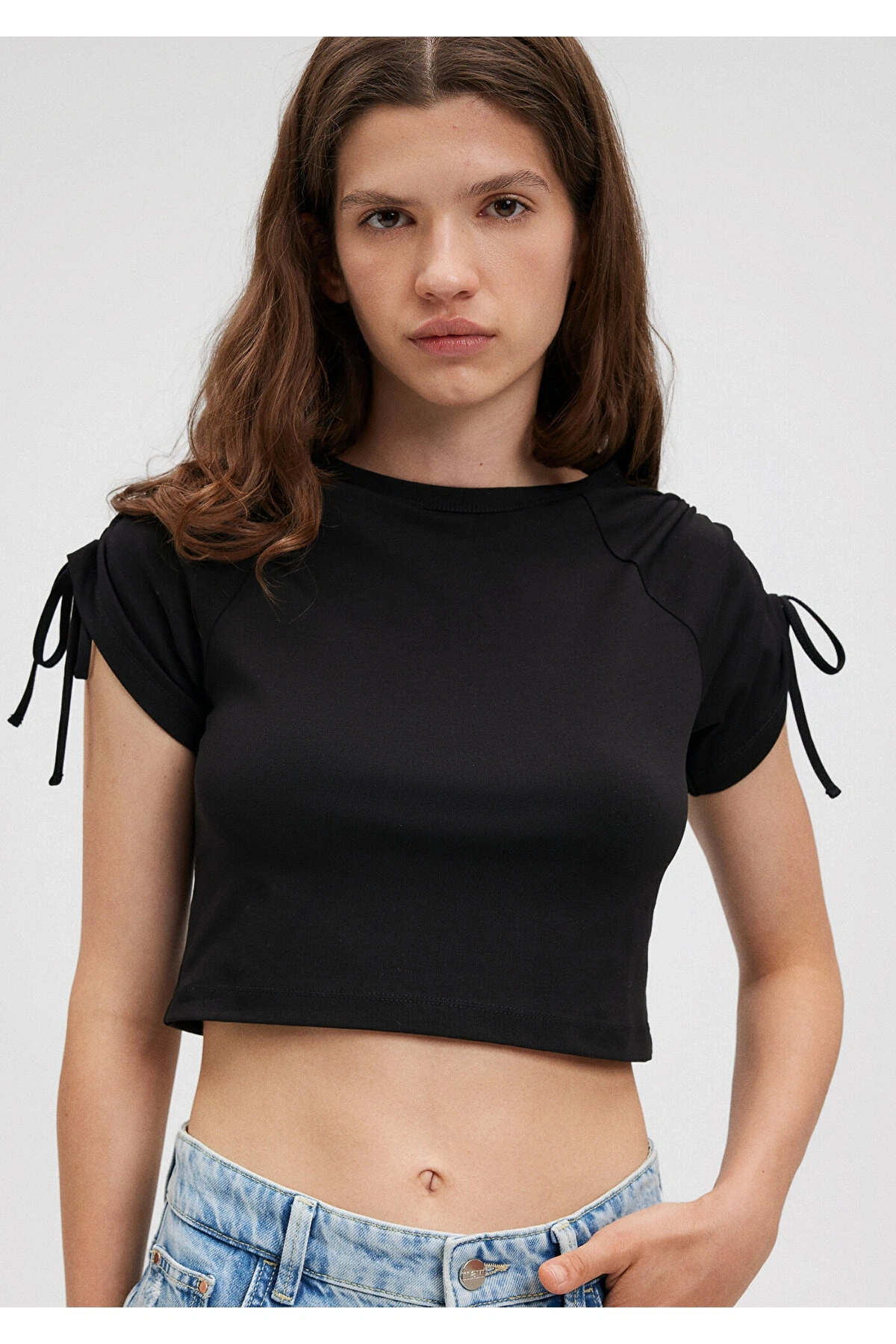 Mavi Omuz Detaylı Crop Siyah Tişört Slim Fit / Dar Kesim