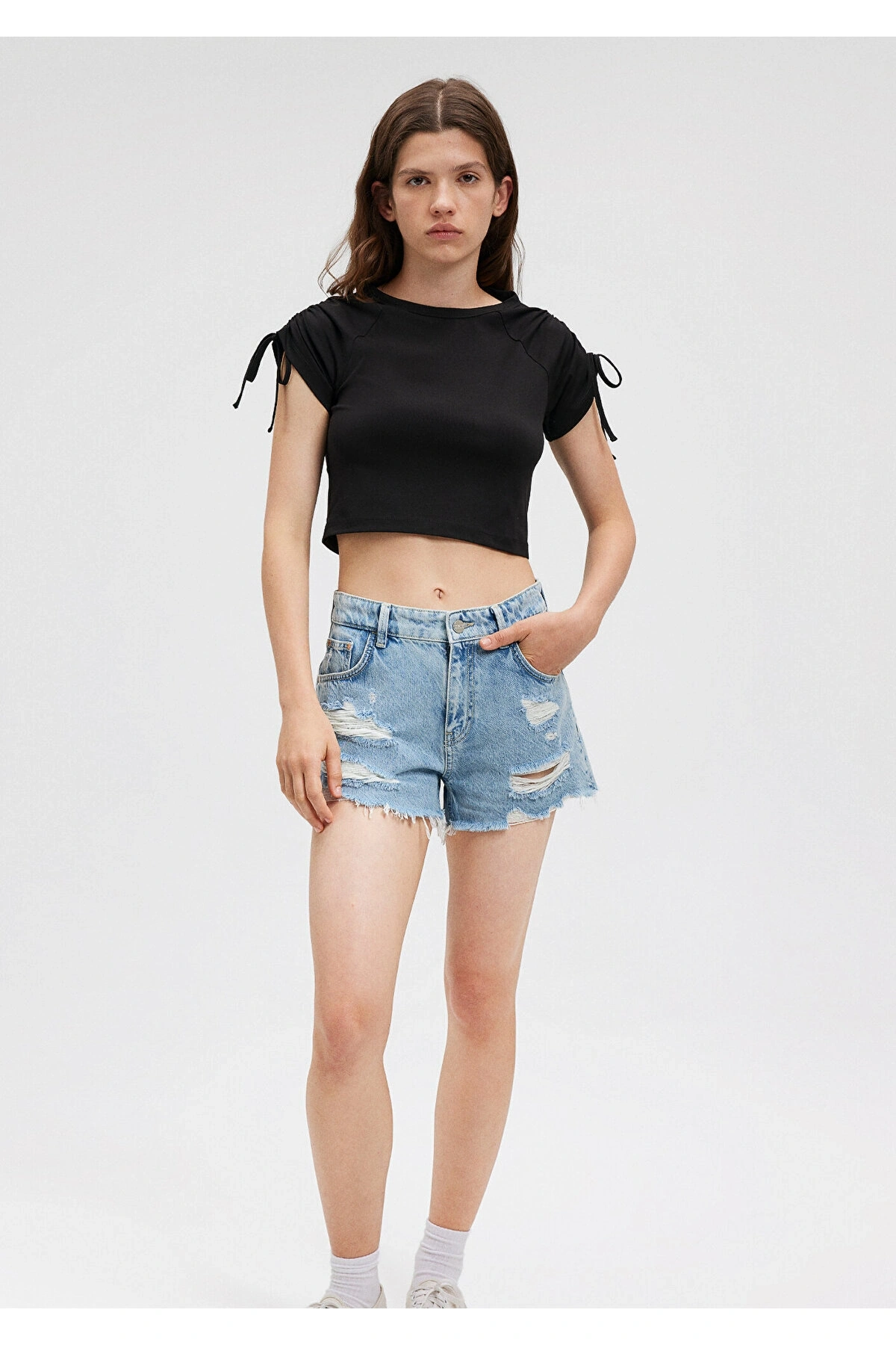 Mavi Omuz Detaylı Crop Siyah Tişört Slim Fit / Dar Kesim