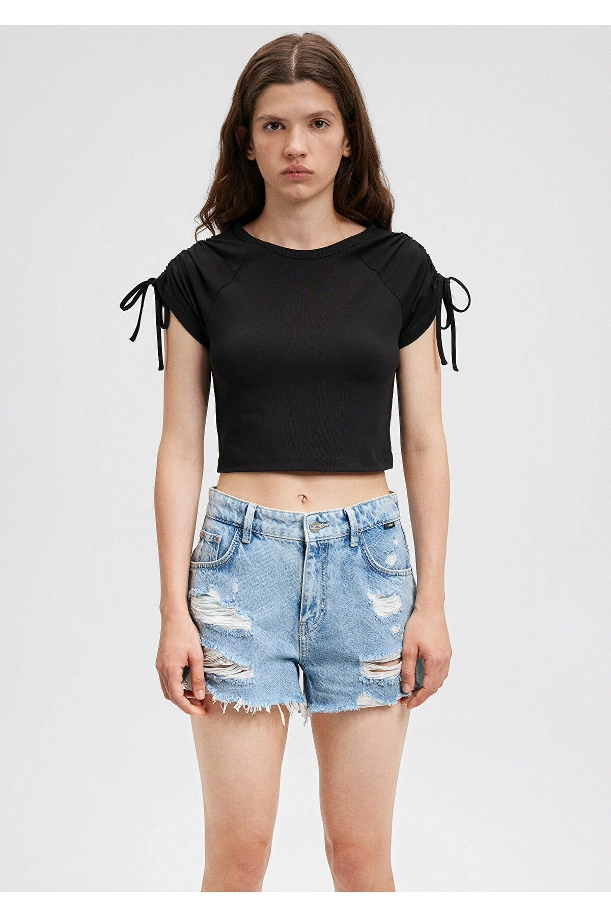 Mavi Omuz Detaylı Crop Siyah Tişört Slim Fit / Dar Kesim