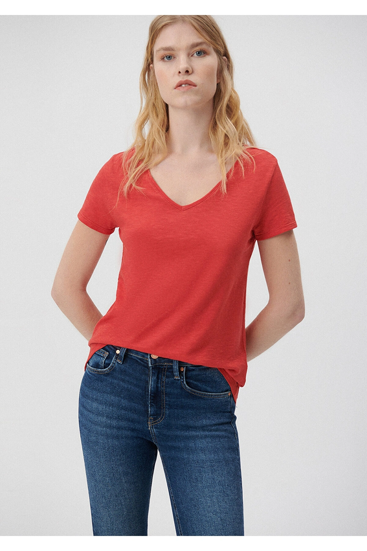 Mavi V Yaka Kırmızı Basic Tişört Slim Fit / Dar Kesim