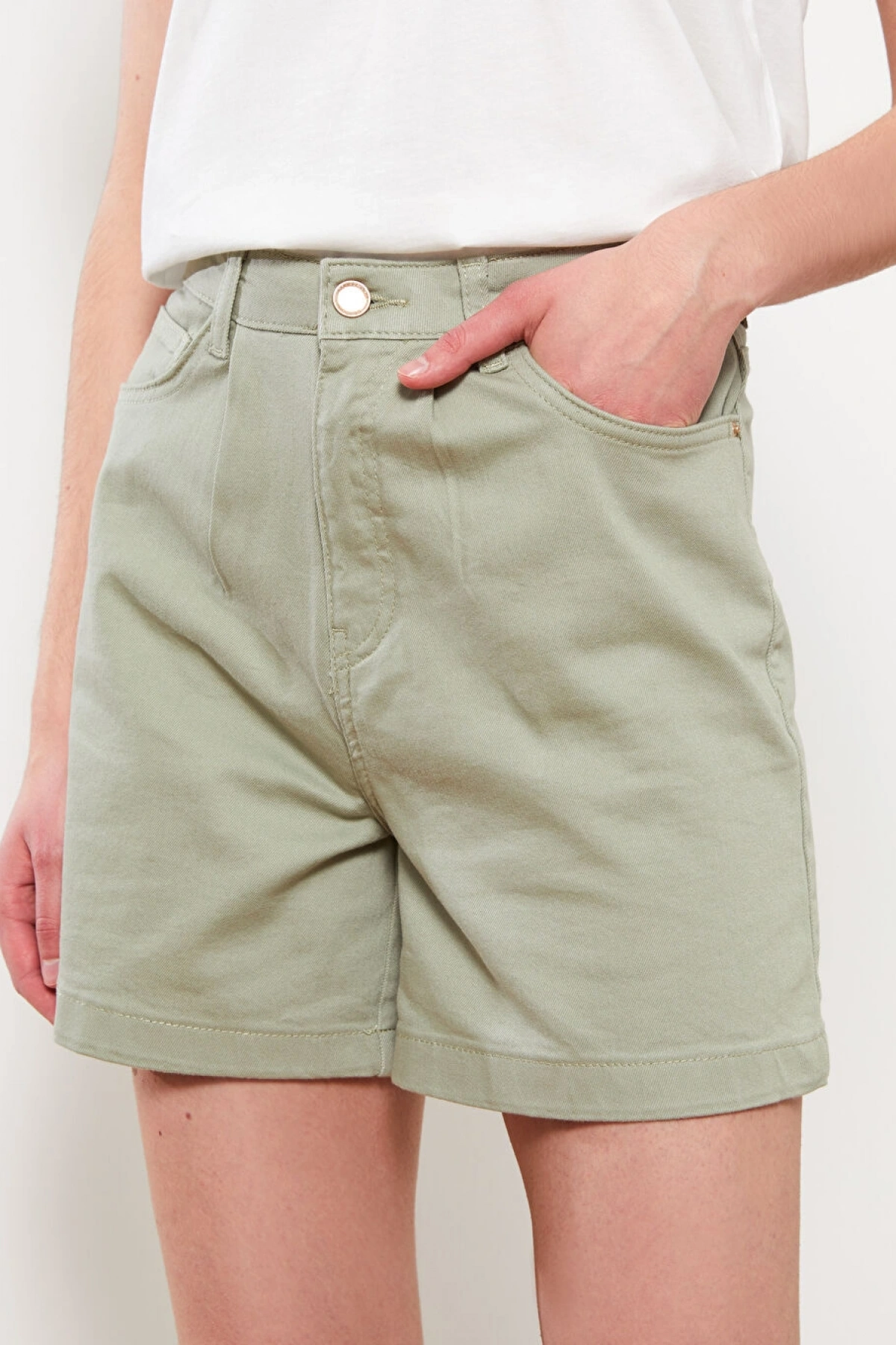 LCWAIKIKI Basic Yeşil Rahat Kalıp Düz Cep Detaylı Gabardin Kadın Şort