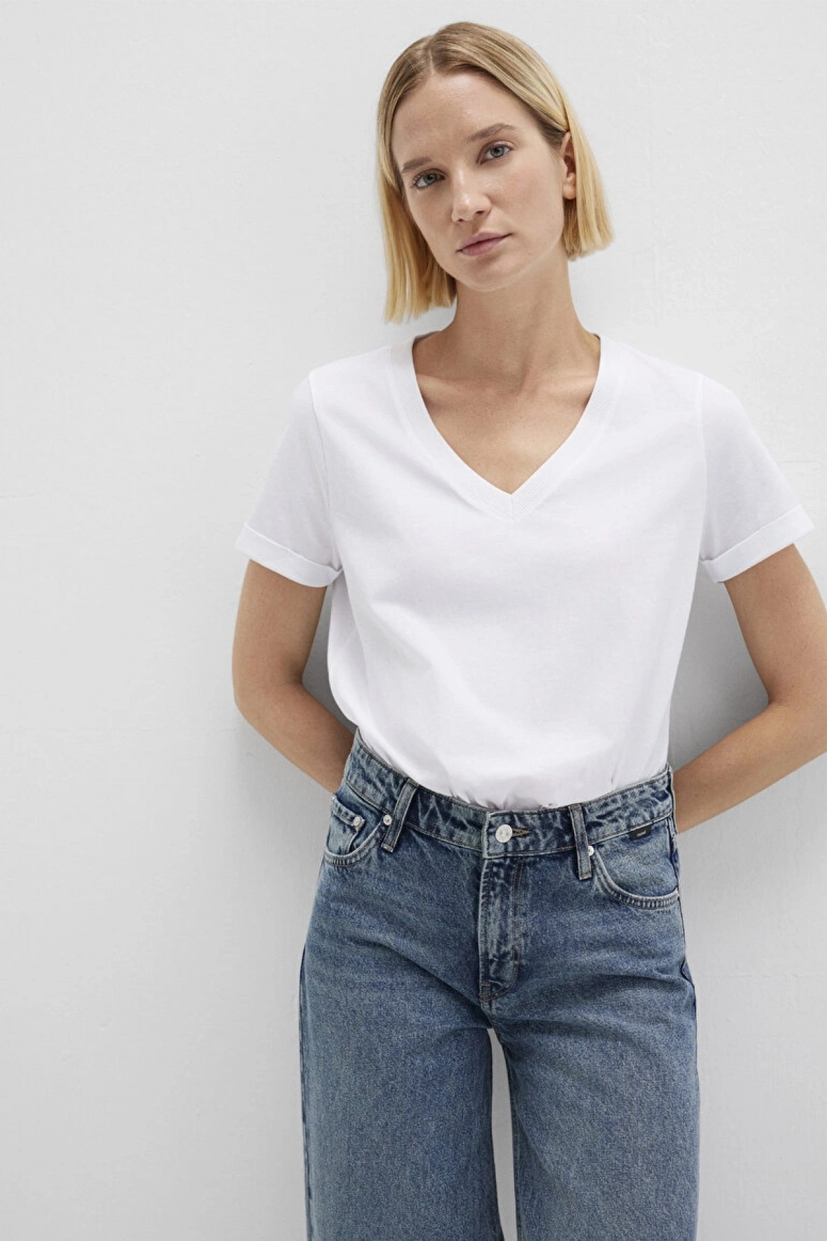 Mavi V Yaka Beyaz Basic Tişört Regular Fit / Normal Kesim