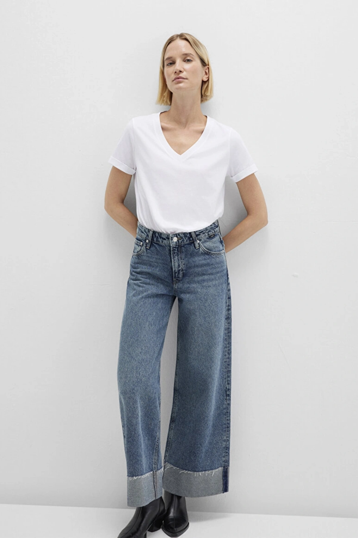 Mavi V Yaka Beyaz Basic Tişört Regular Fit / Normal Kesim