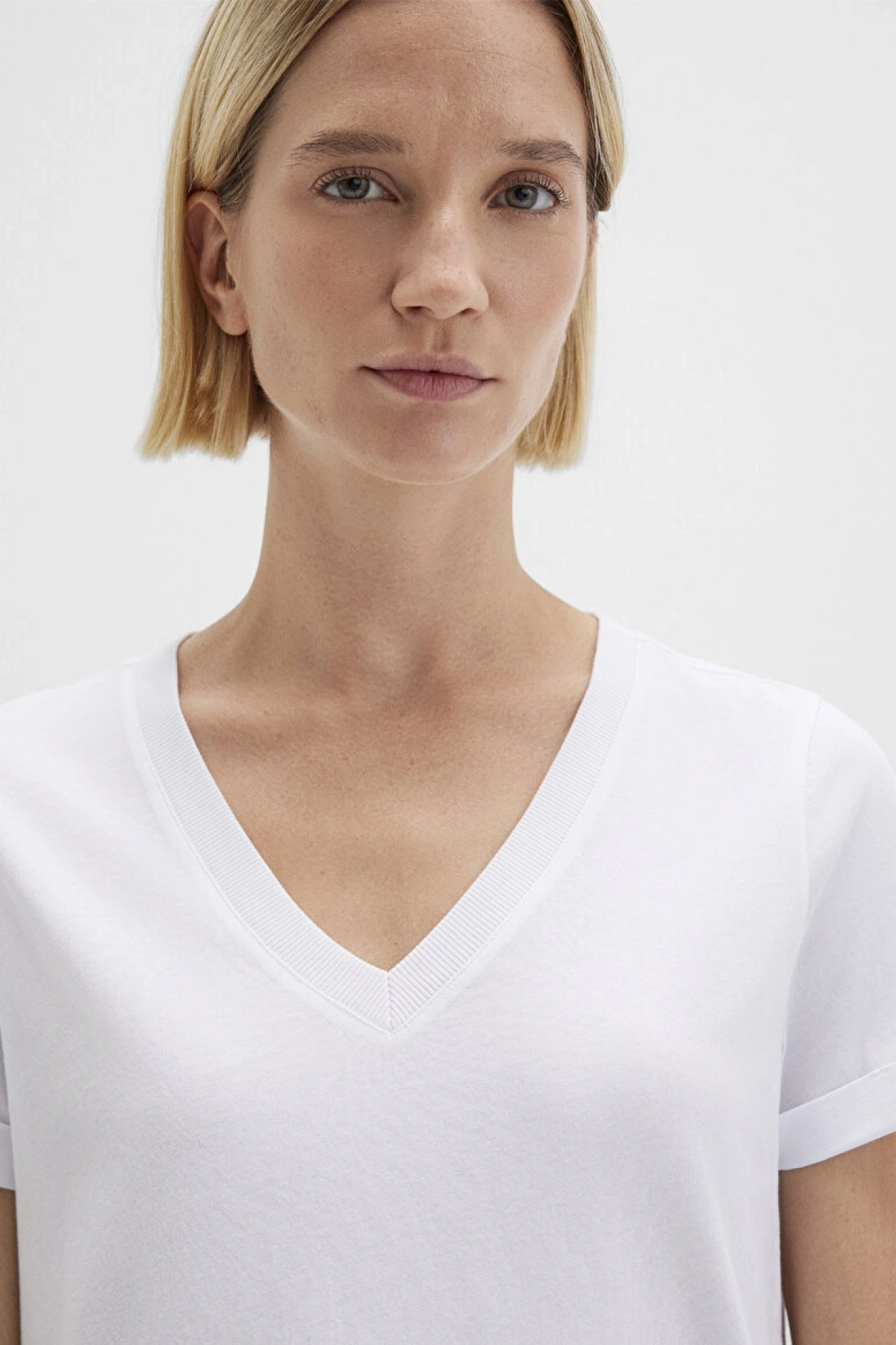 Mavi V Yaka Beyaz Basic Tişört Regular Fit / Normal Kesim