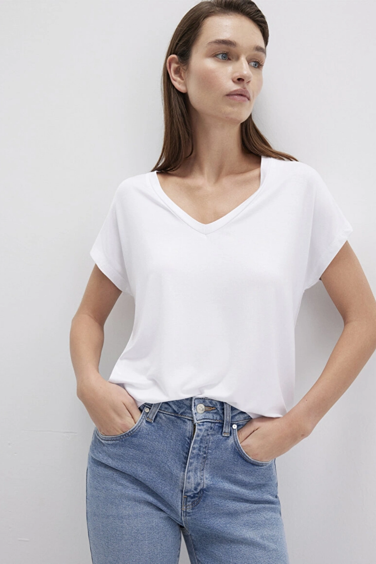 Mavi V Yaka Beyaz Basic Viskoz Tişört Regular Fit / Normal Kesim