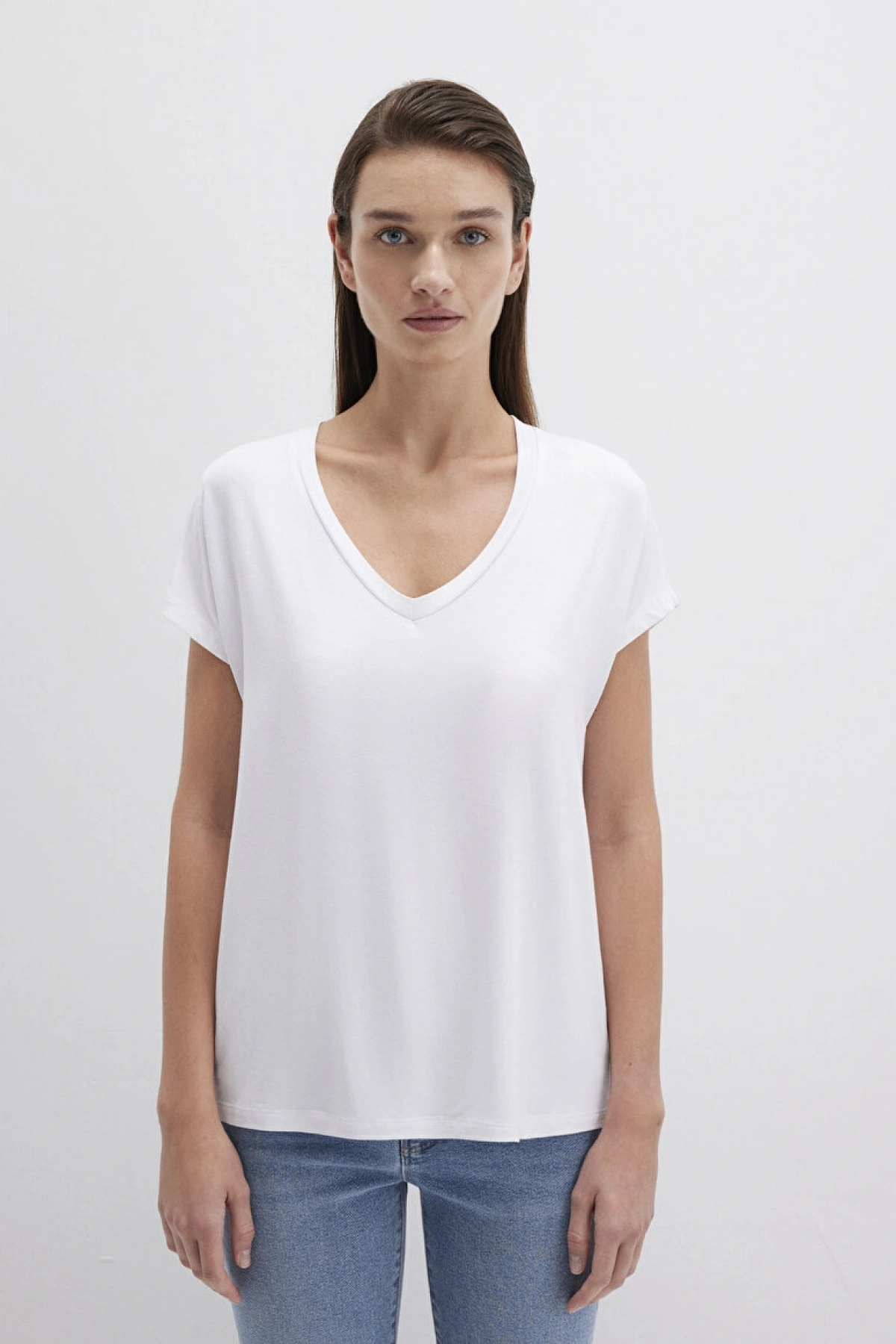 Mavi V Yaka Beyaz Basic Viskoz Tişört Regular Fit / Normal Kesim