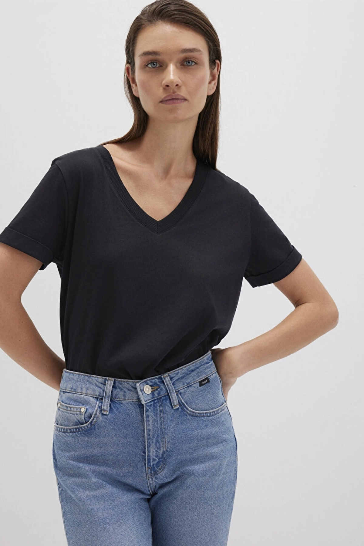 Mavi V Yaka Siyah Basic Tişört Regular Fit / Normal Kesim