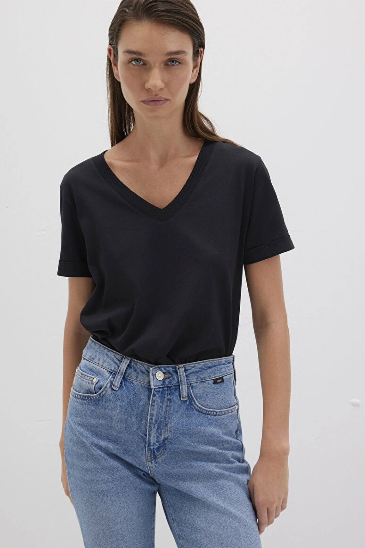 Mavi V Yaka Siyah Basic Tişört Regular Fit / Normal Kesim