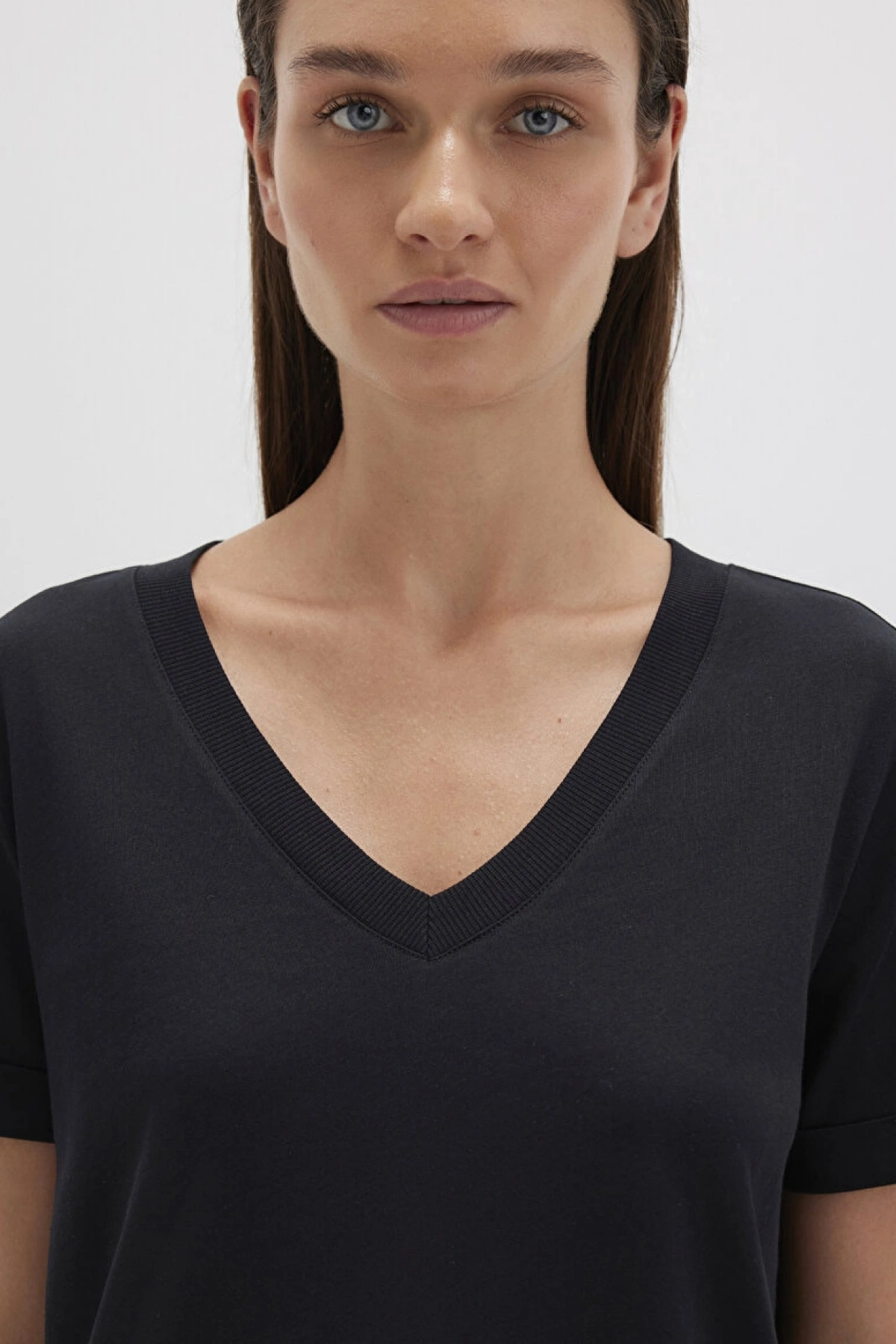 Mavi V Yaka Siyah Basic Tişört Regular Fit / Normal Kesim