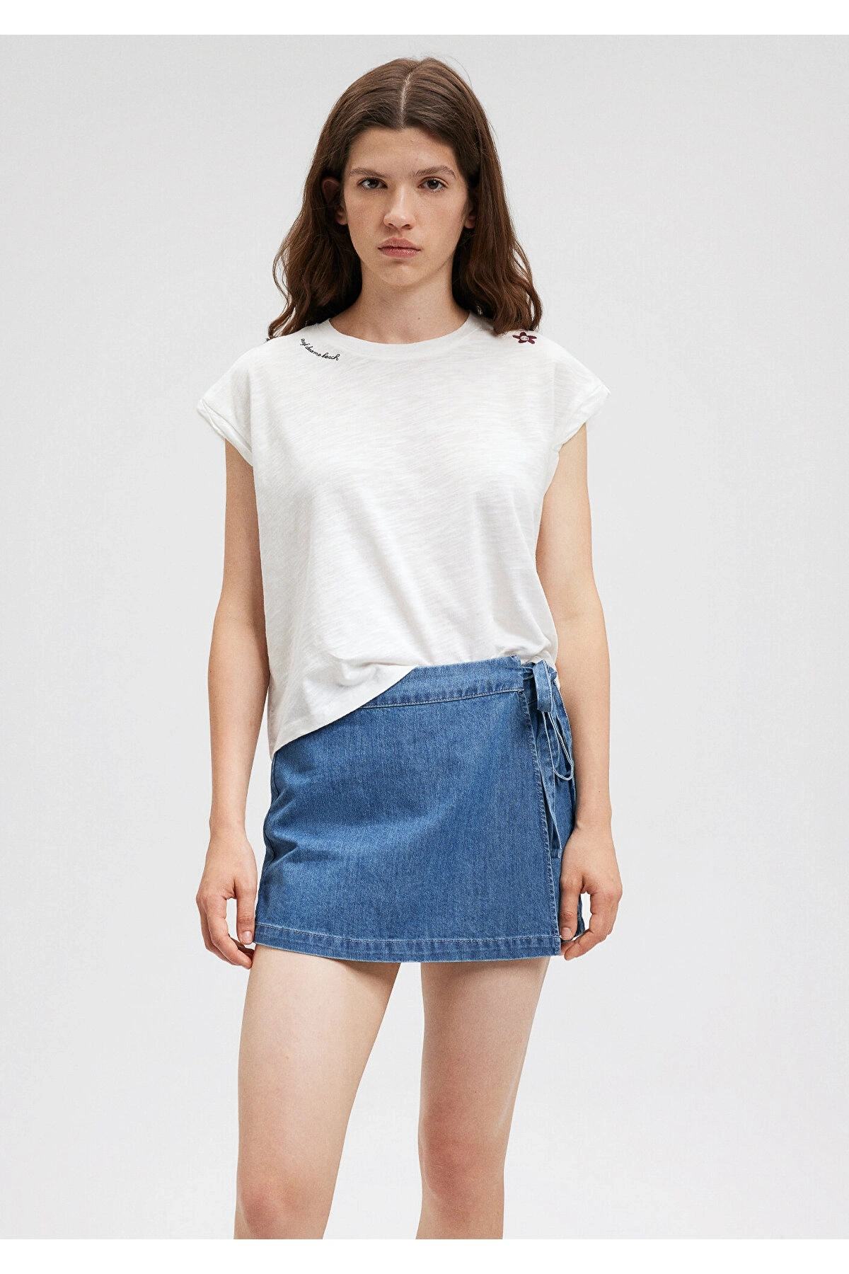 Mavi Nakış Detaylı Beyaz Tişört Loose Fit / Bol Rahat Kesim