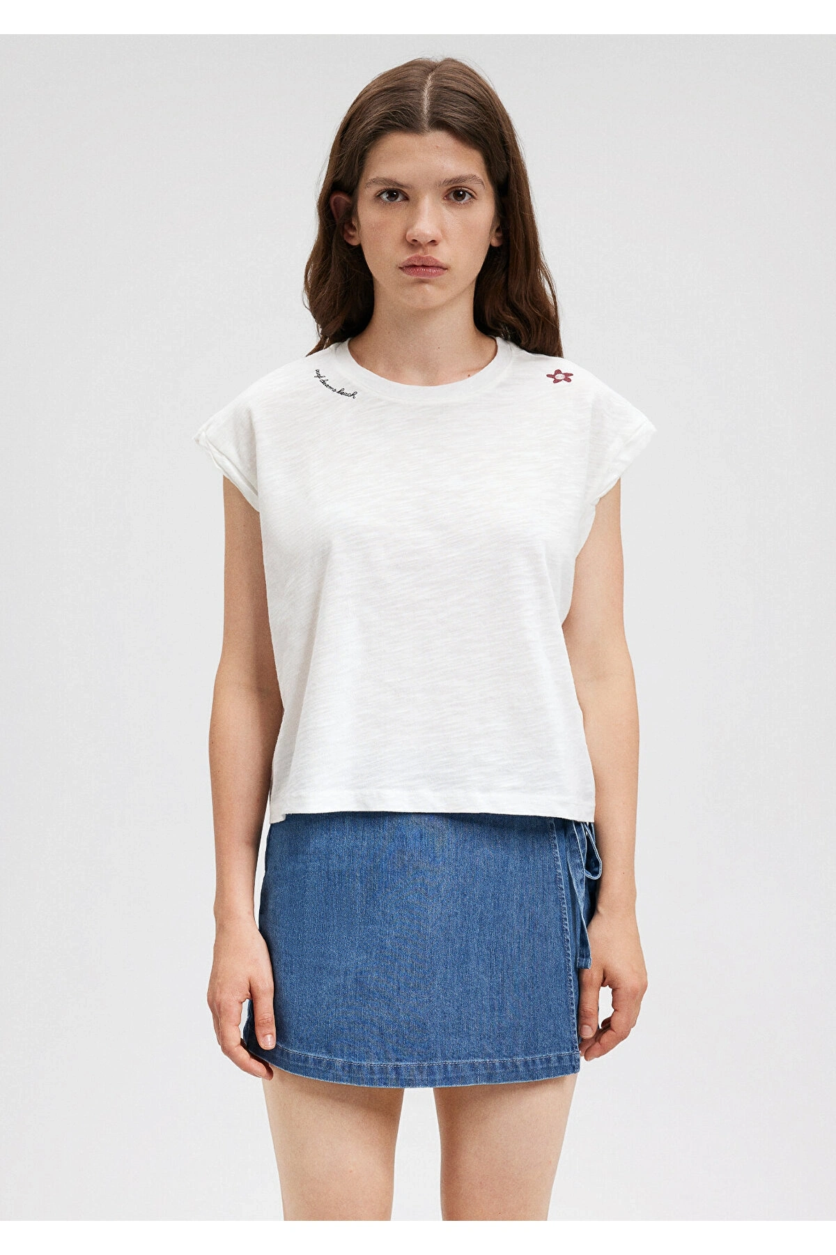 Mavi Nakış Detaylı Beyaz Tişört Loose Fit / Bol Rahat Kesim