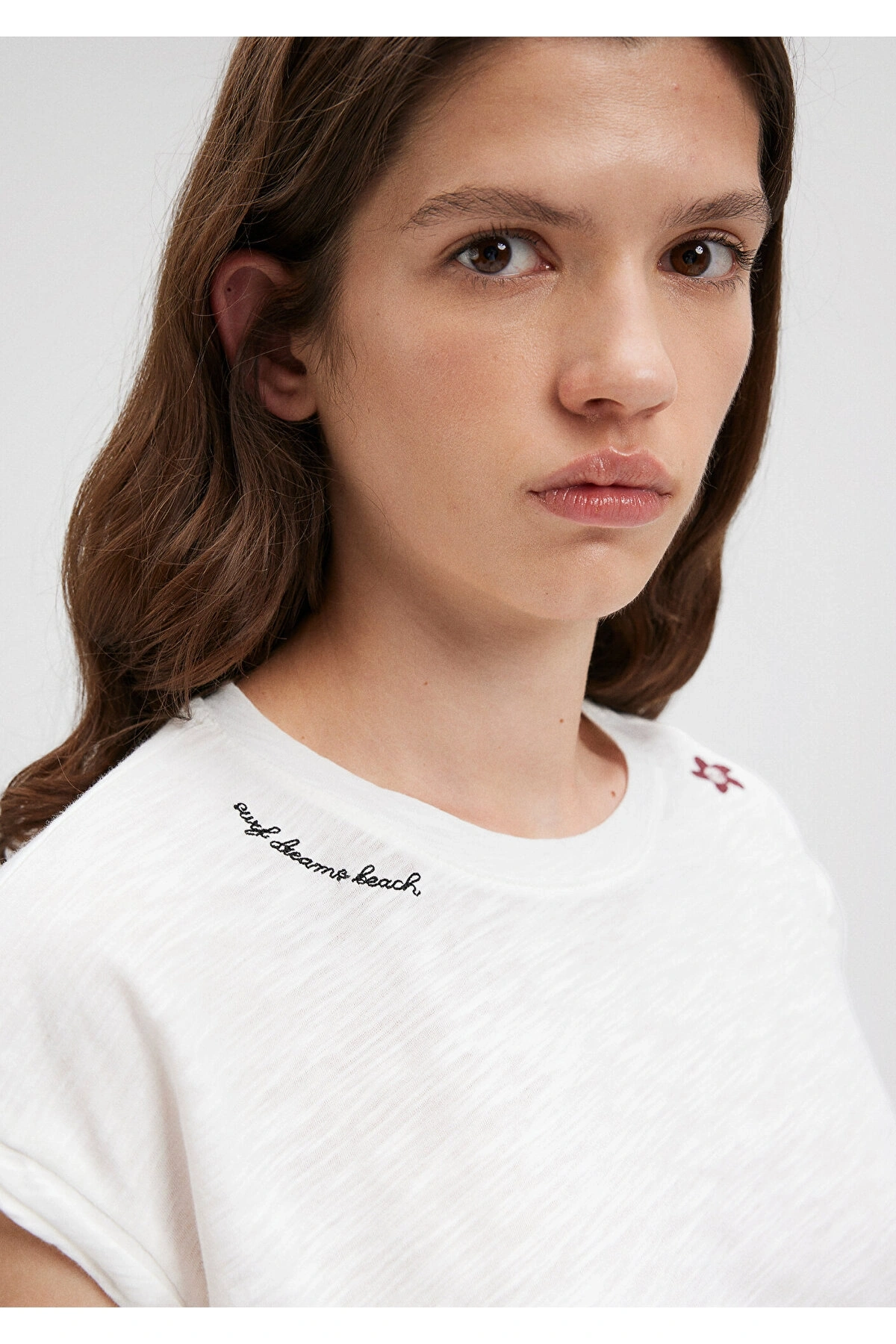 Mavi Nakış Detaylı Beyaz Tişört Loose Fit / Bol Rahat Kesim