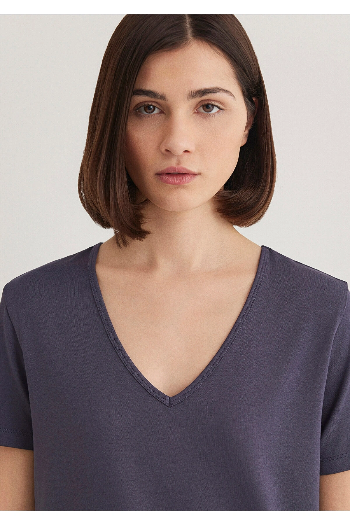 Mavi V Yaka Mor Basic Tişört Regular Fit / Normal Kesim