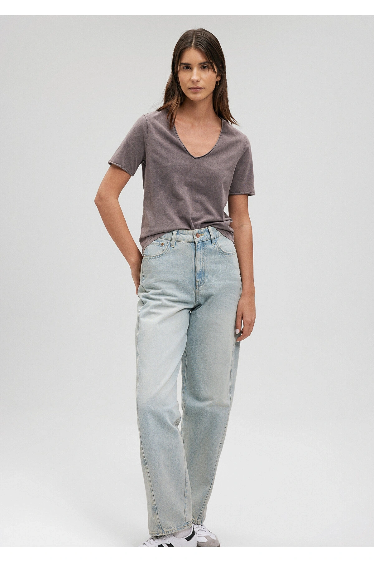 V Yaka Gri Basic Tişört Slim Fit / Dar Kesim