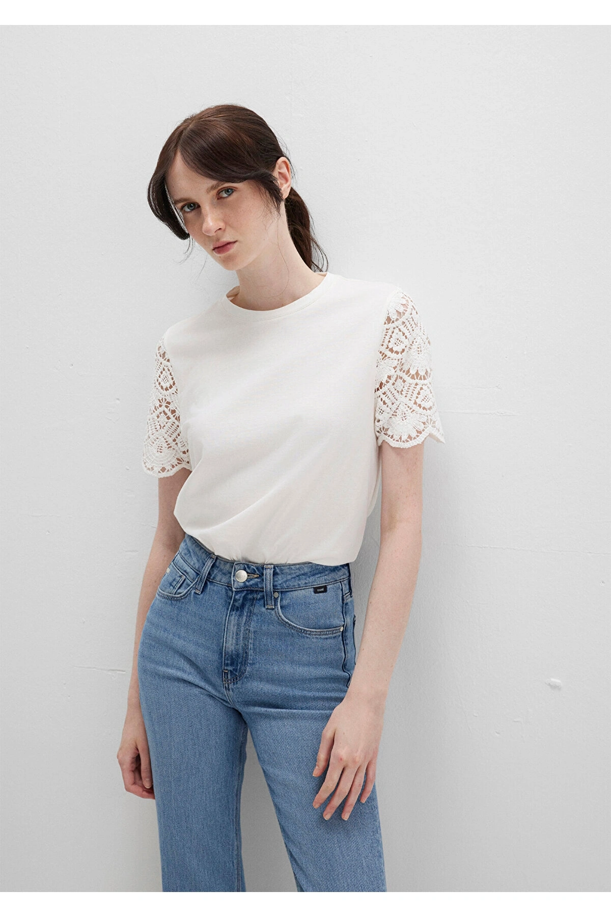 Mavi Dantel Detaylı Ekru Tişört Regular Fit / Normal Kesim