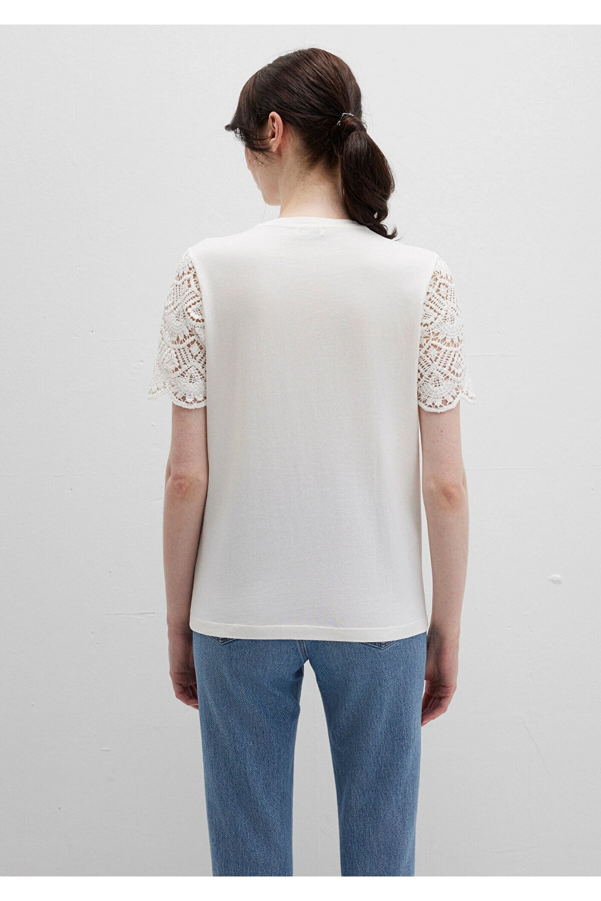 Mavi Dantel Detaylı Ekru Tişört Regular Fit / Normal Kesim