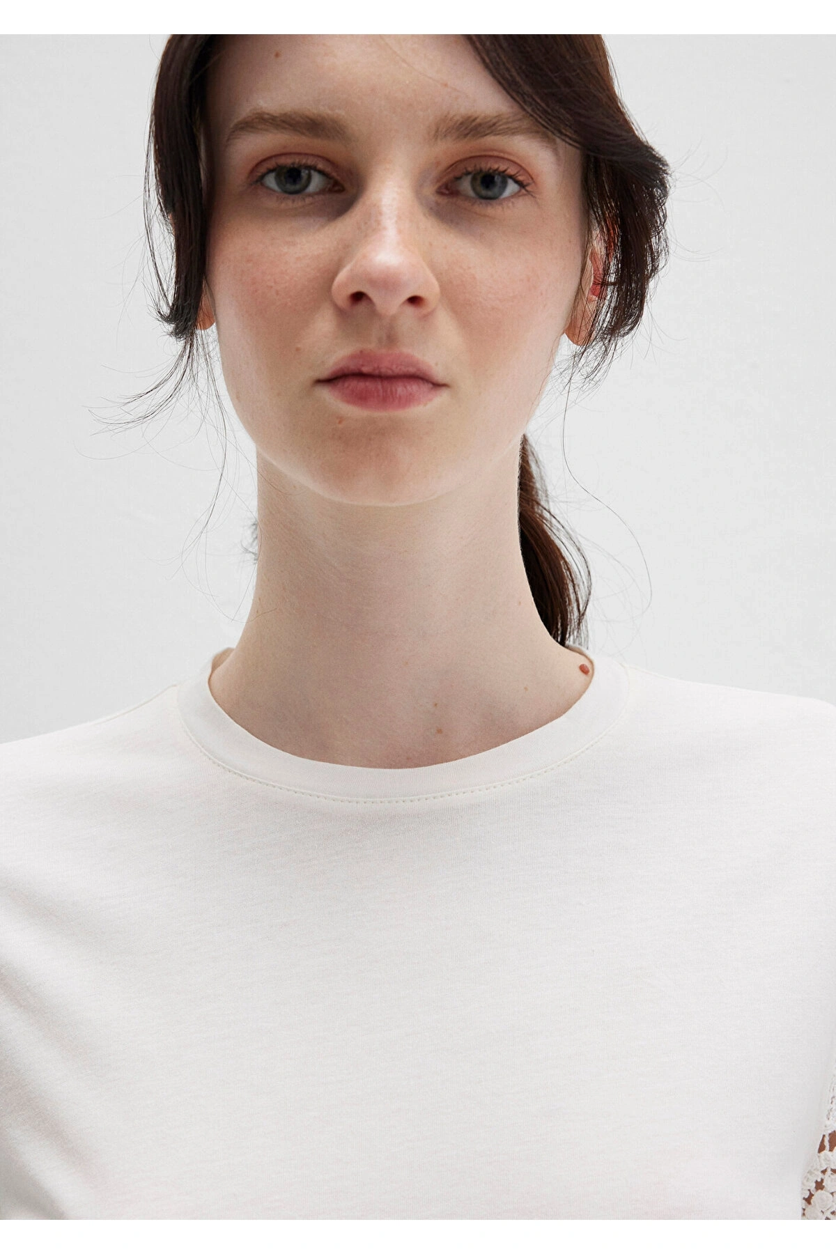 Mavi Dantel Detaylı Ekru Tişört Regular Fit / Normal Kesim