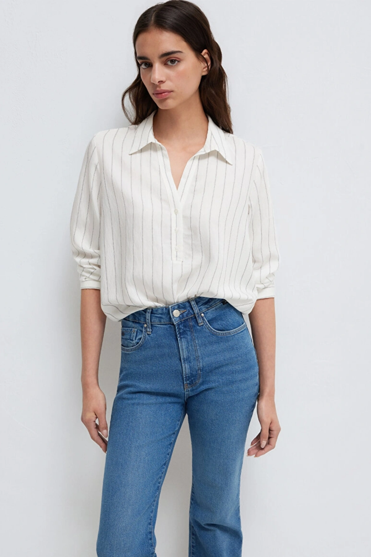 Mavi Çizgili Beyaz Bluz