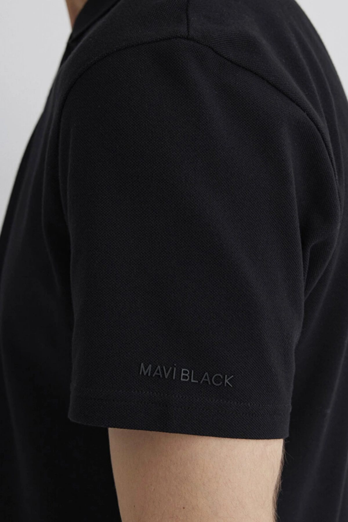 MAVİ Yarı Fermuarlı Siyah Polo Tişört
