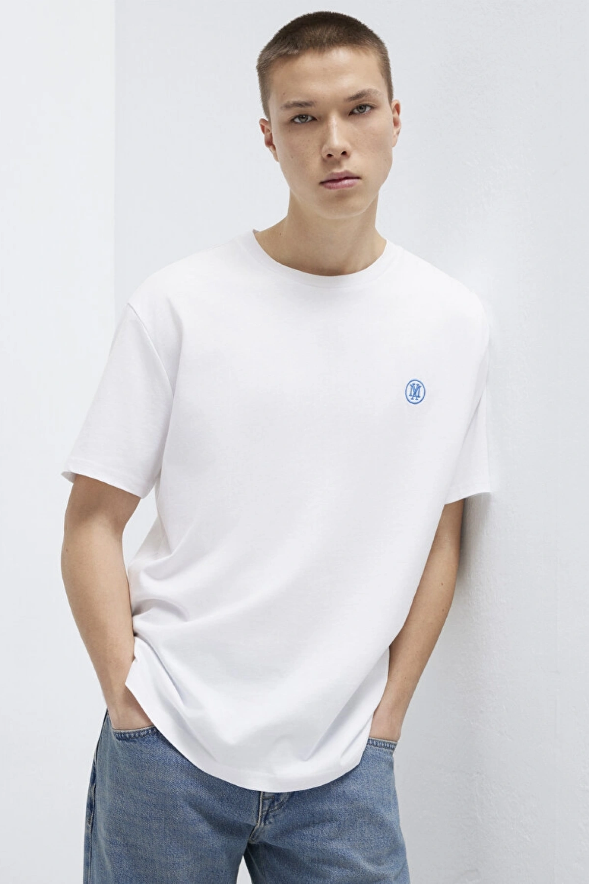 MAVİ LOGO NAKIŞLI TİŞÖRT Beyaz