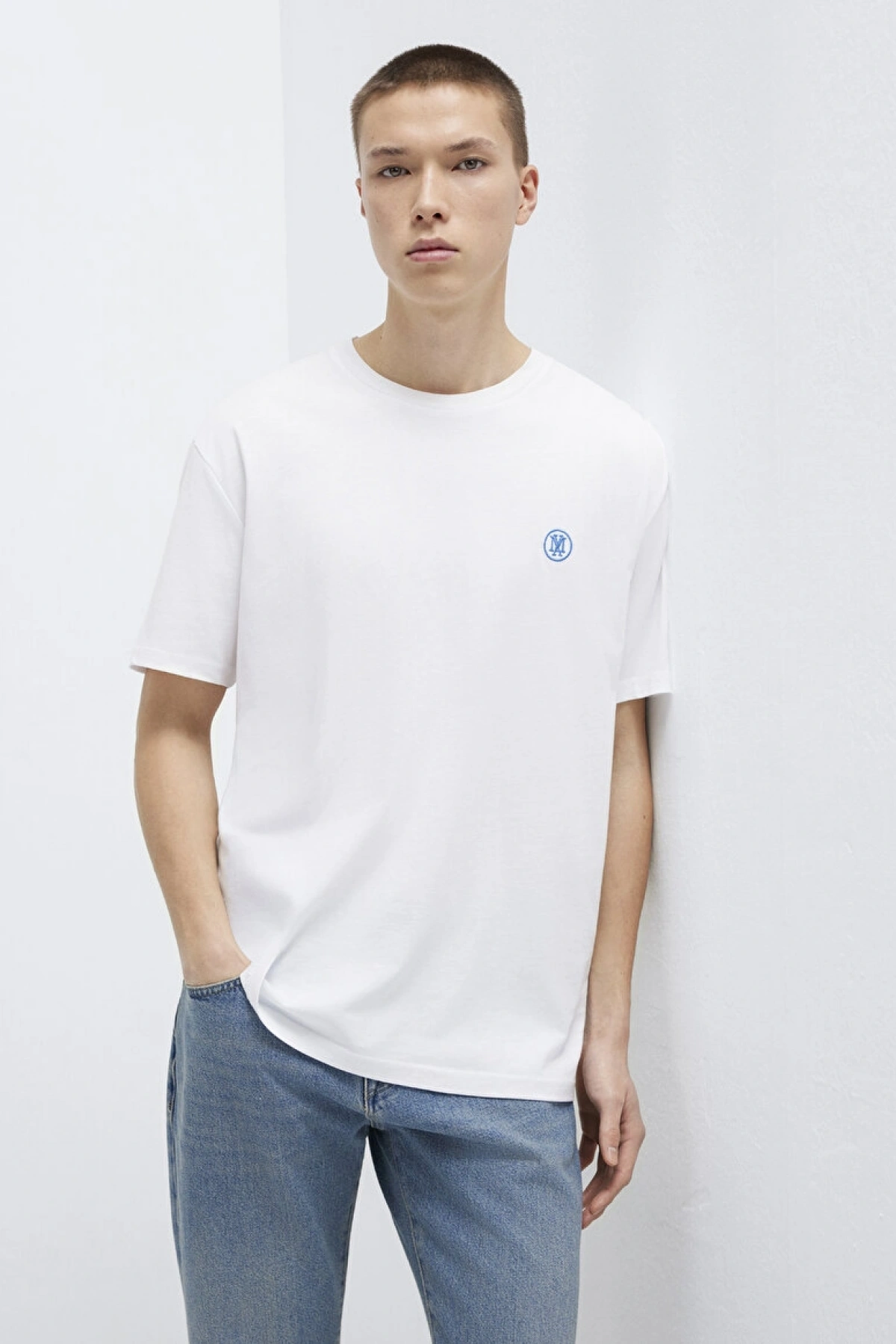 MAVİ LOGO NAKIŞLI TİŞÖRT Beyaz