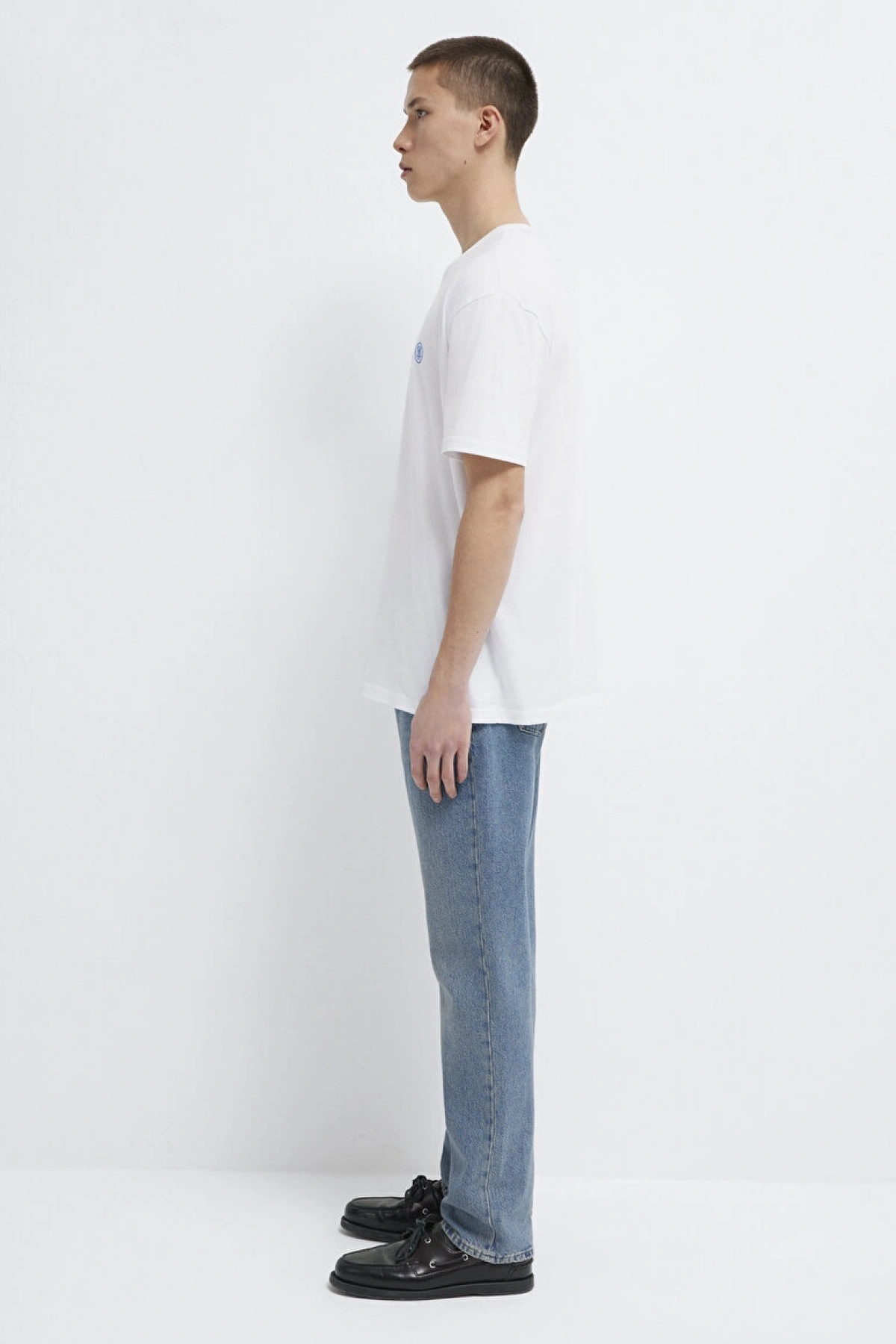 MAVİ LOGO NAKIŞLI TİŞÖRT Beyaz