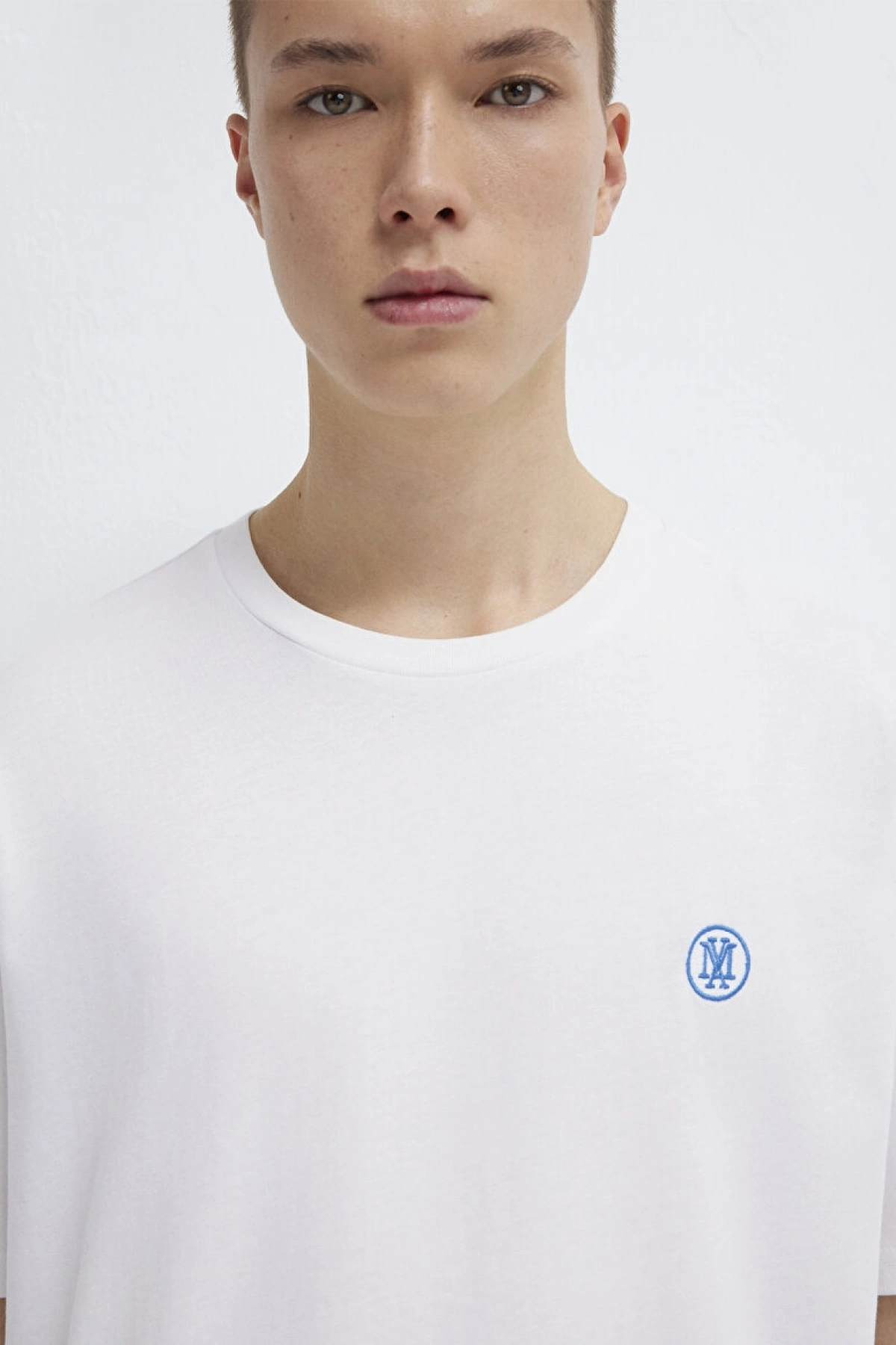 MAVİ LOGO NAKIŞLI TİŞÖRT Beyaz