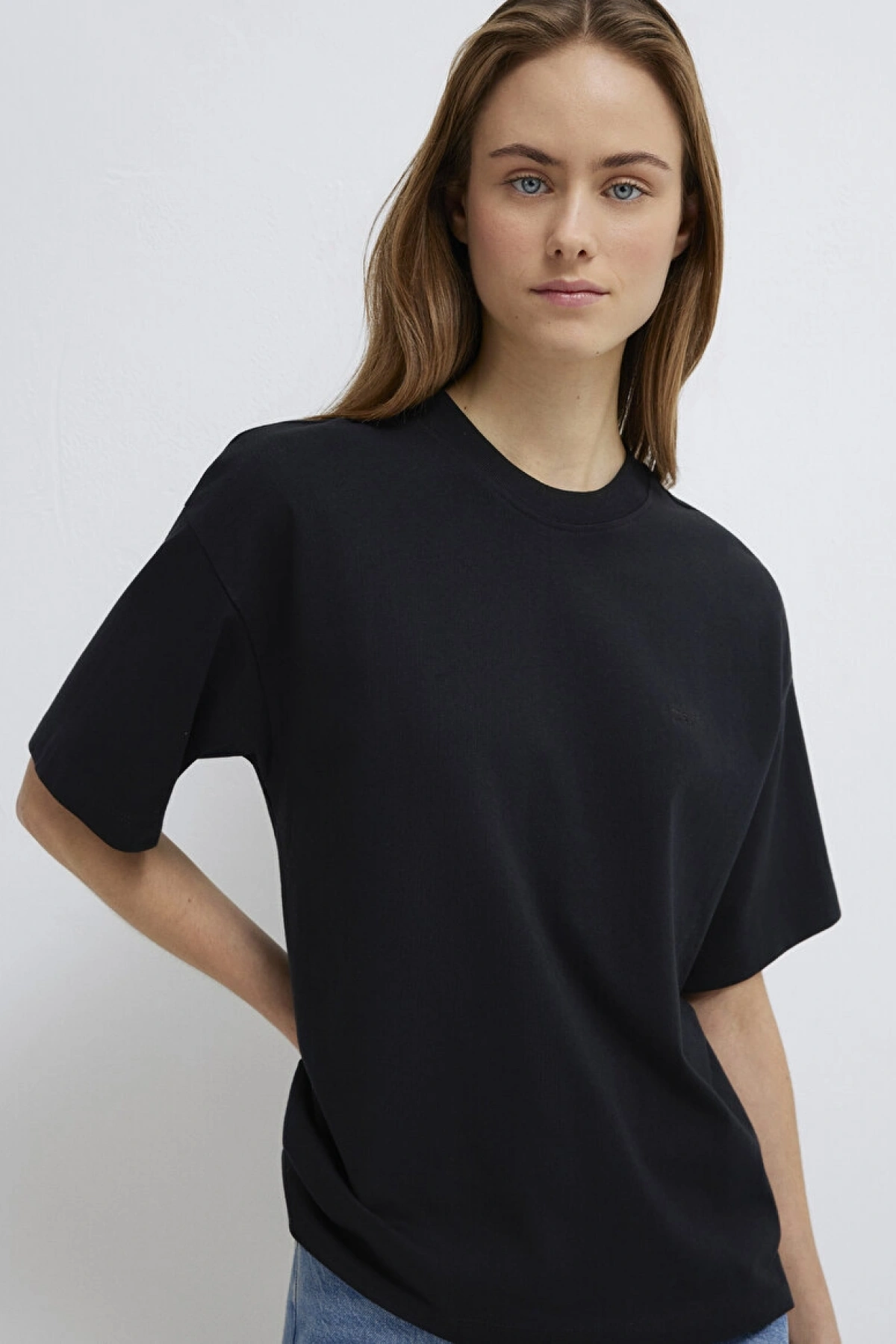 Mavi Nakışlı Siyah Basic Tişört
