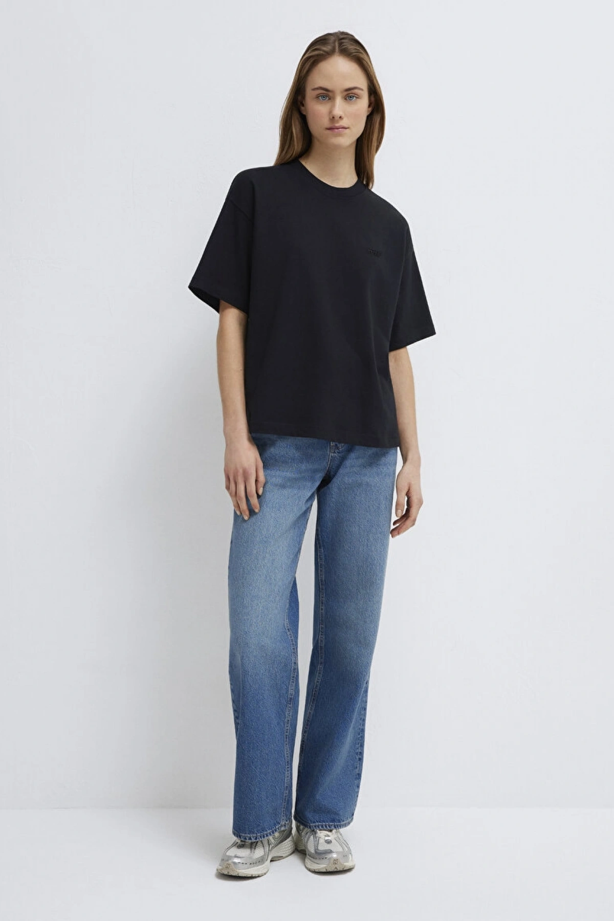 Mavi Nakışlı Siyah Basic Tişört