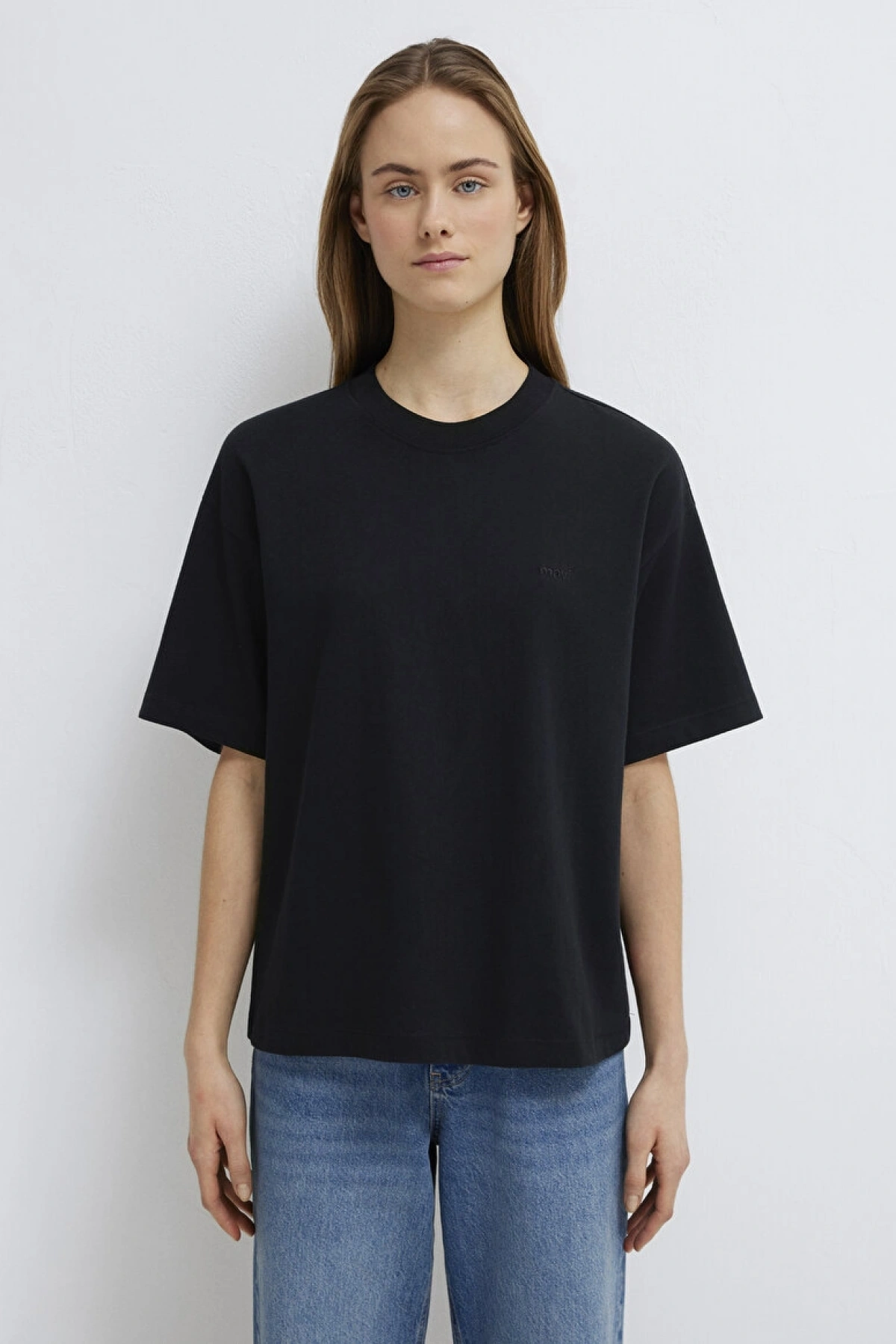 Mavi Nakışlı Siyah Basic Tişört