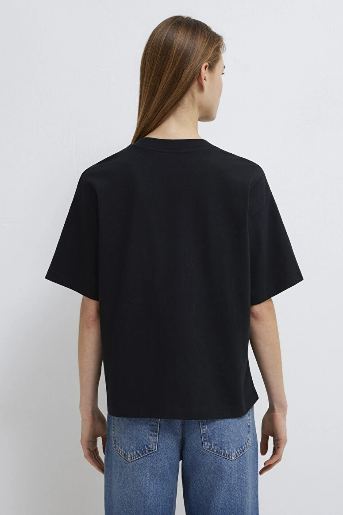 Mavi Nakışlı Siyah Basic Tişört