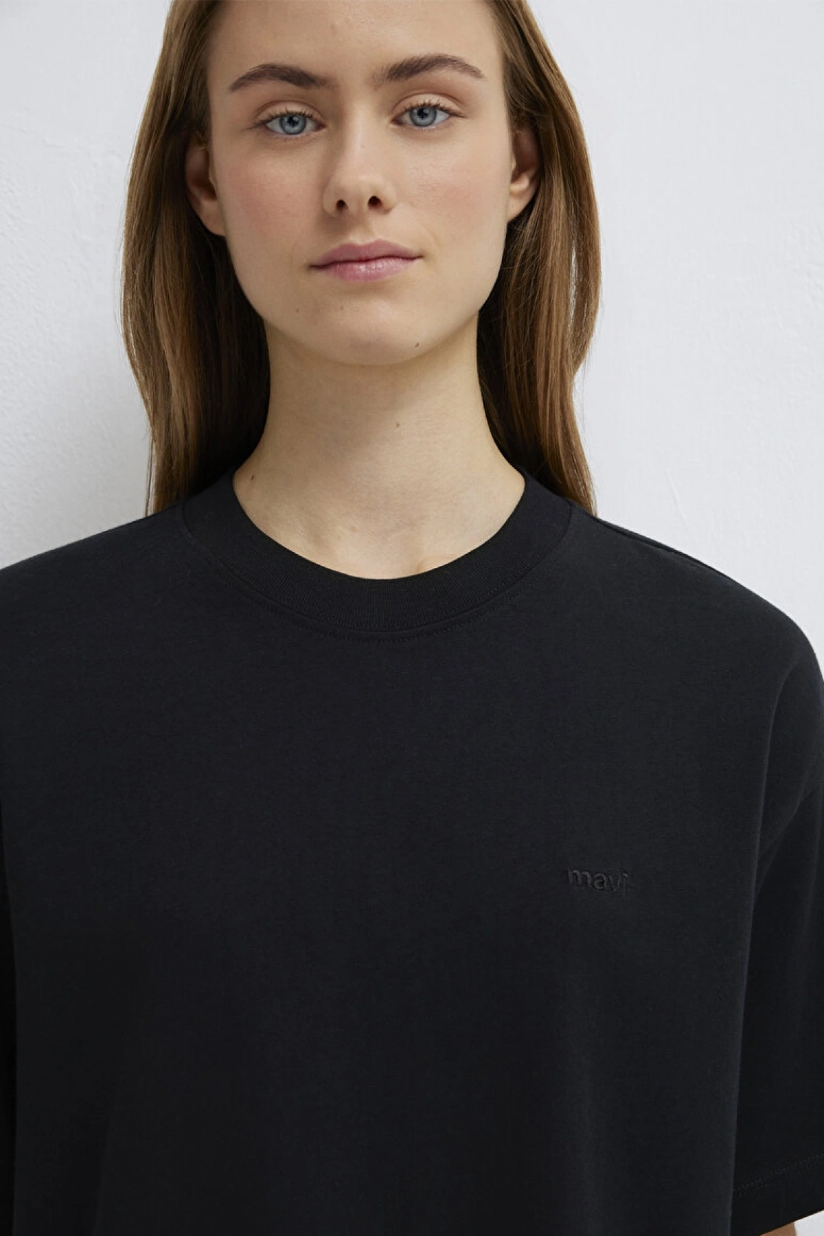 Mavi Nakışlı Siyah Basic Tişört