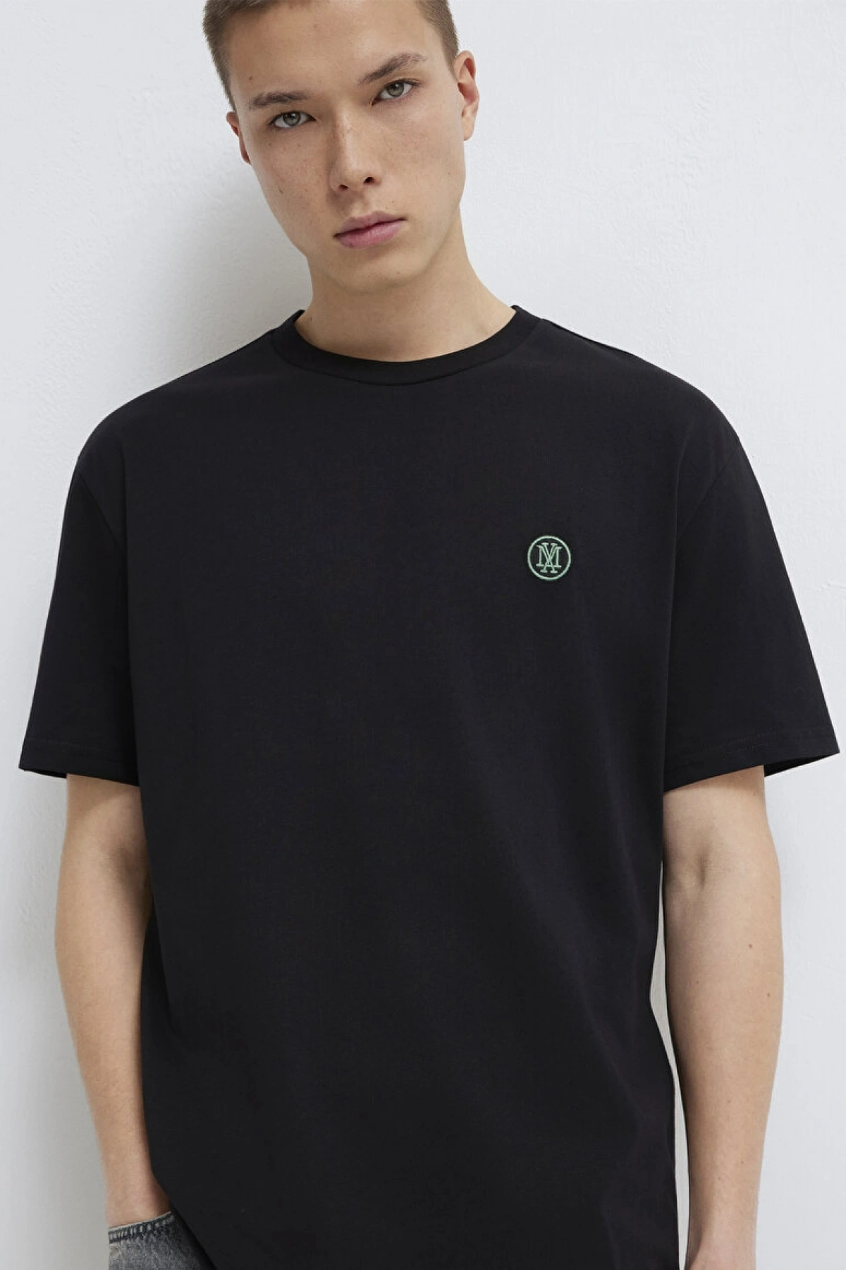 MAVİ LOGO NAKIŞLI TİŞÖRT Siyah