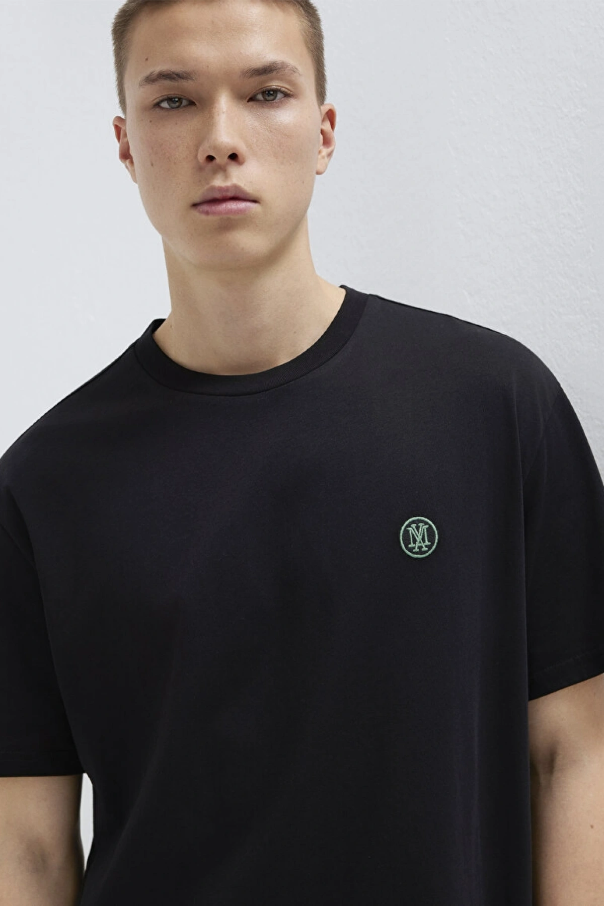 MAVİ LOGO NAKIŞLI TİŞÖRT Siyah