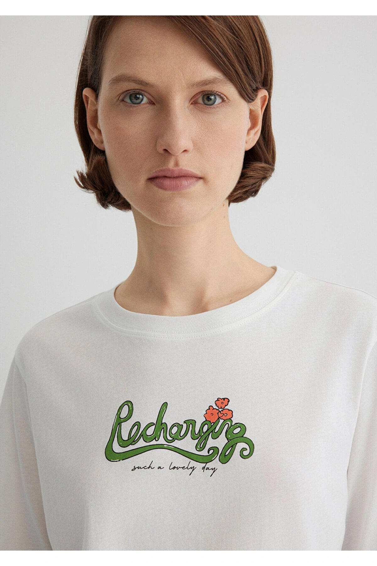 Mavi Kedi Baskılı Ekru Tişört Regular Fit / Normal Kesim