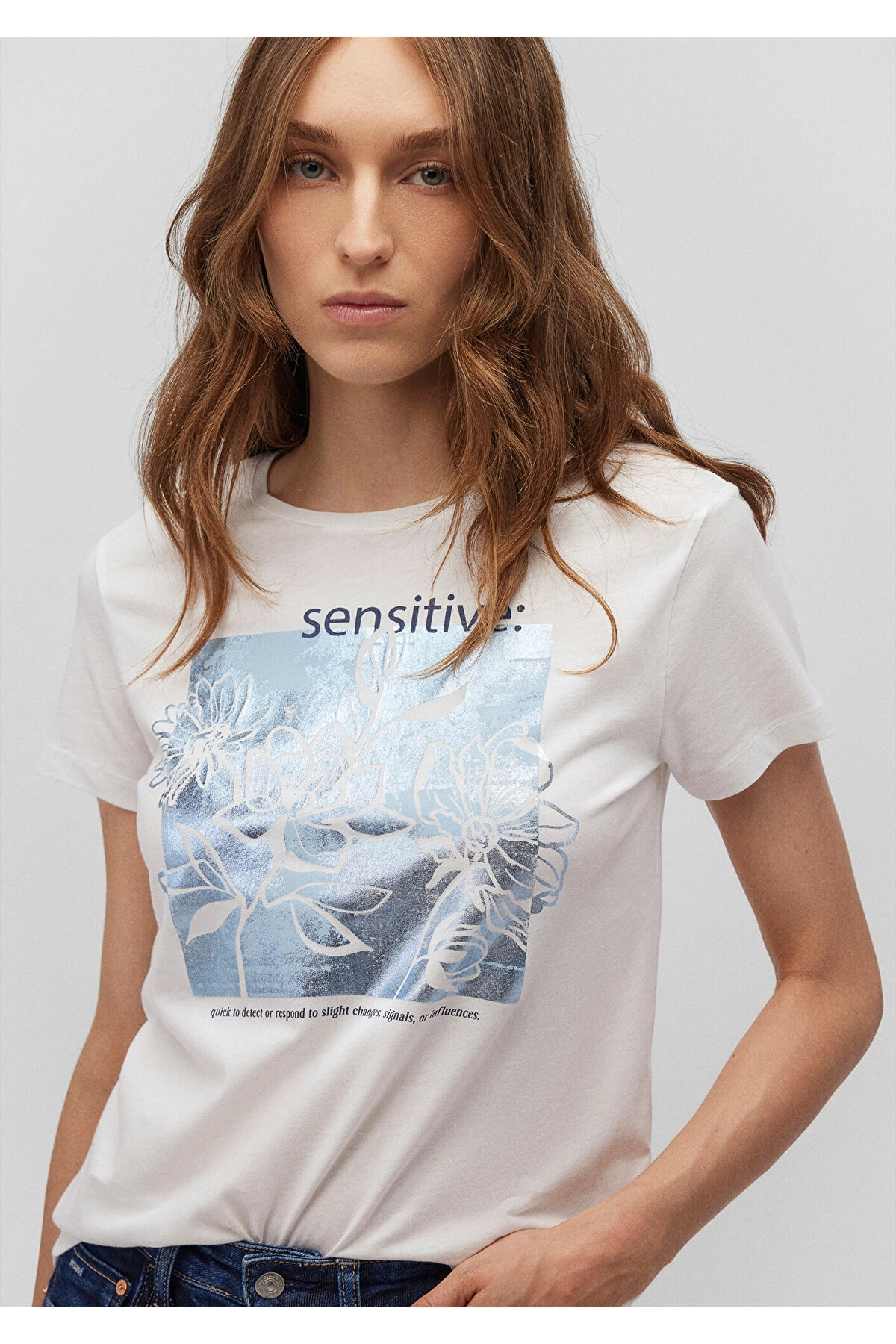 Mavi Çiçek Baskılı Beyaz Tişört Slim Fit / Dar Kesim