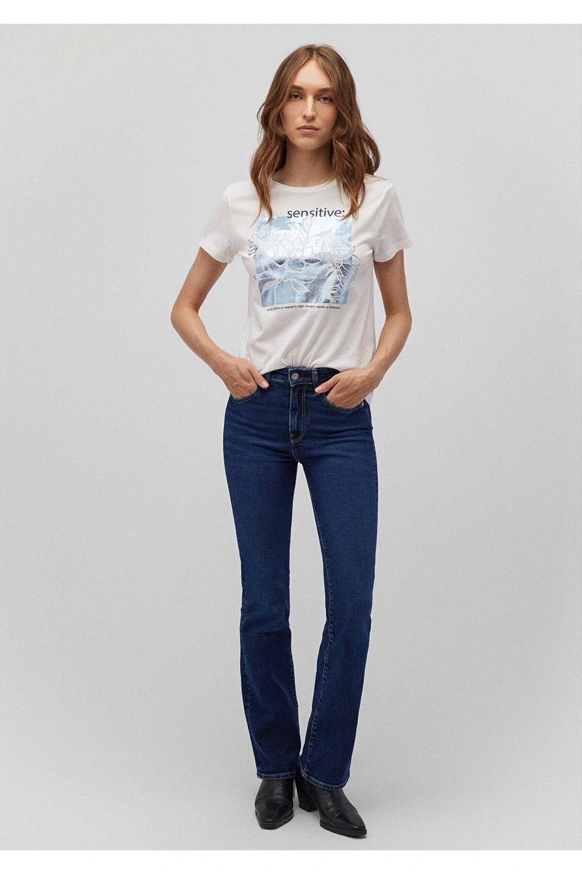 Mavi Çiçek Baskılı Beyaz Tişört Slim Fit / Dar Kesim