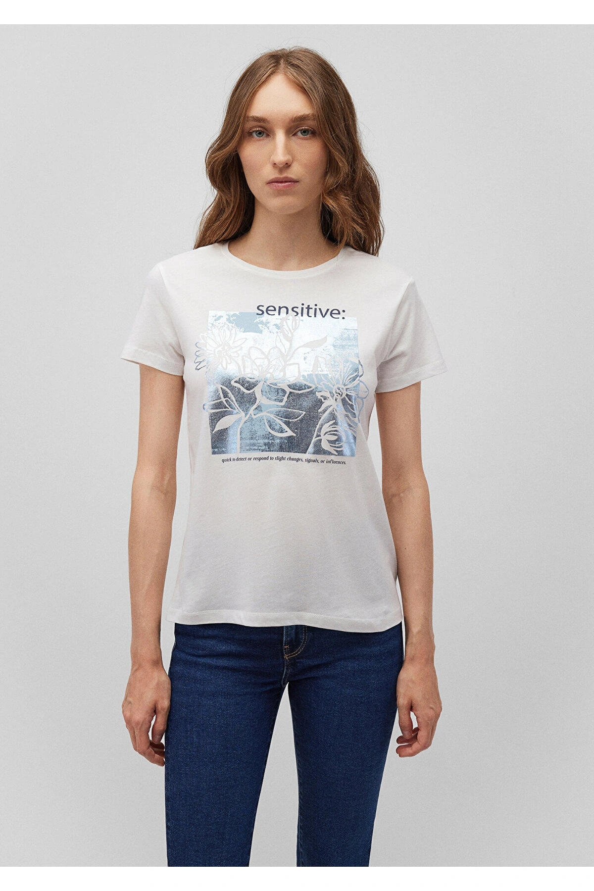 Mavi Çiçek Baskılı Beyaz Tişört Slim Fit / Dar Kesim