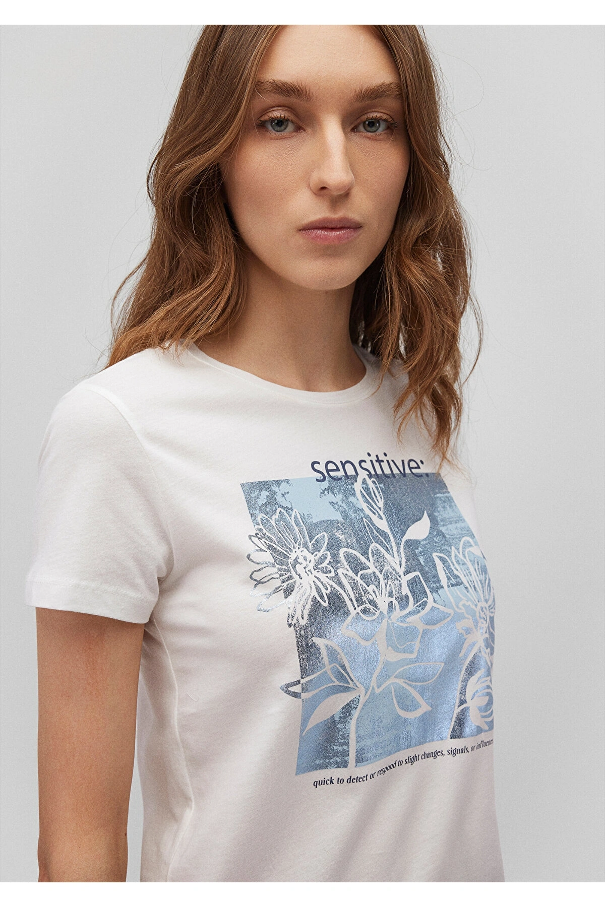 Mavi Çiçek Baskılı Beyaz Tişört Slim Fit / Dar Kesim