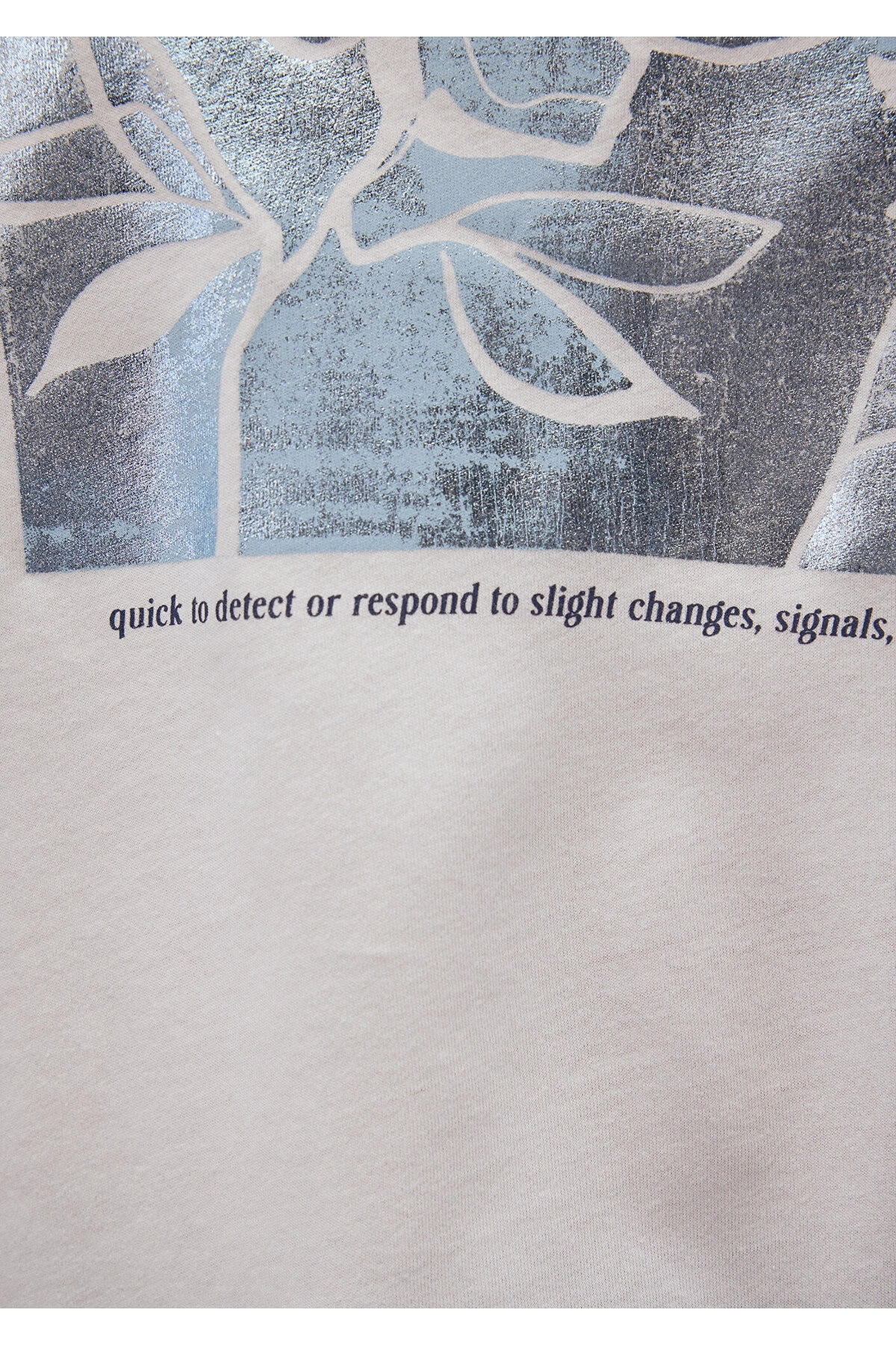 Mavi Çiçek Baskılı Beyaz Tişört Slim Fit / Dar Kesim