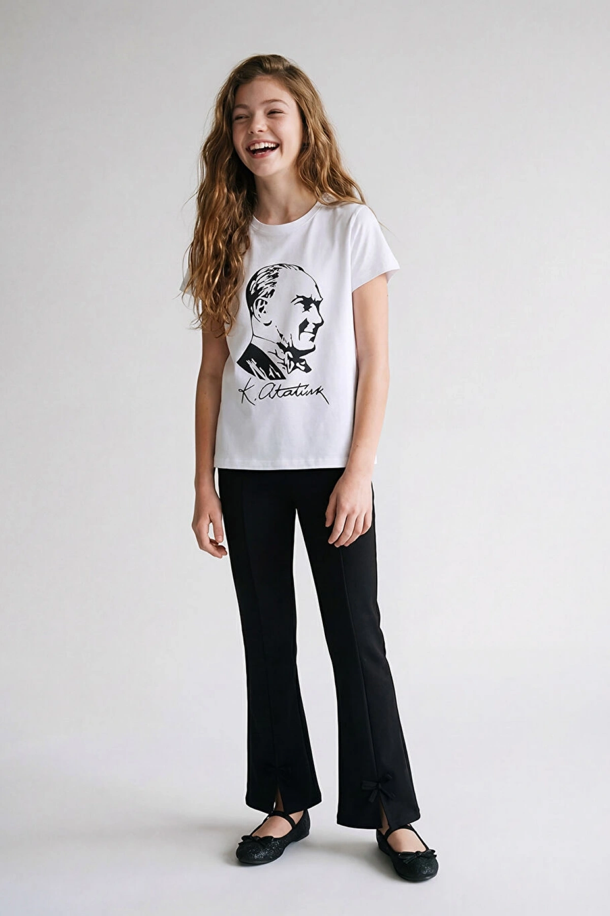 LCW Kids Beyaz Bisiklet Yaka Atatürk Baskılı Kız Çocuk Tişört