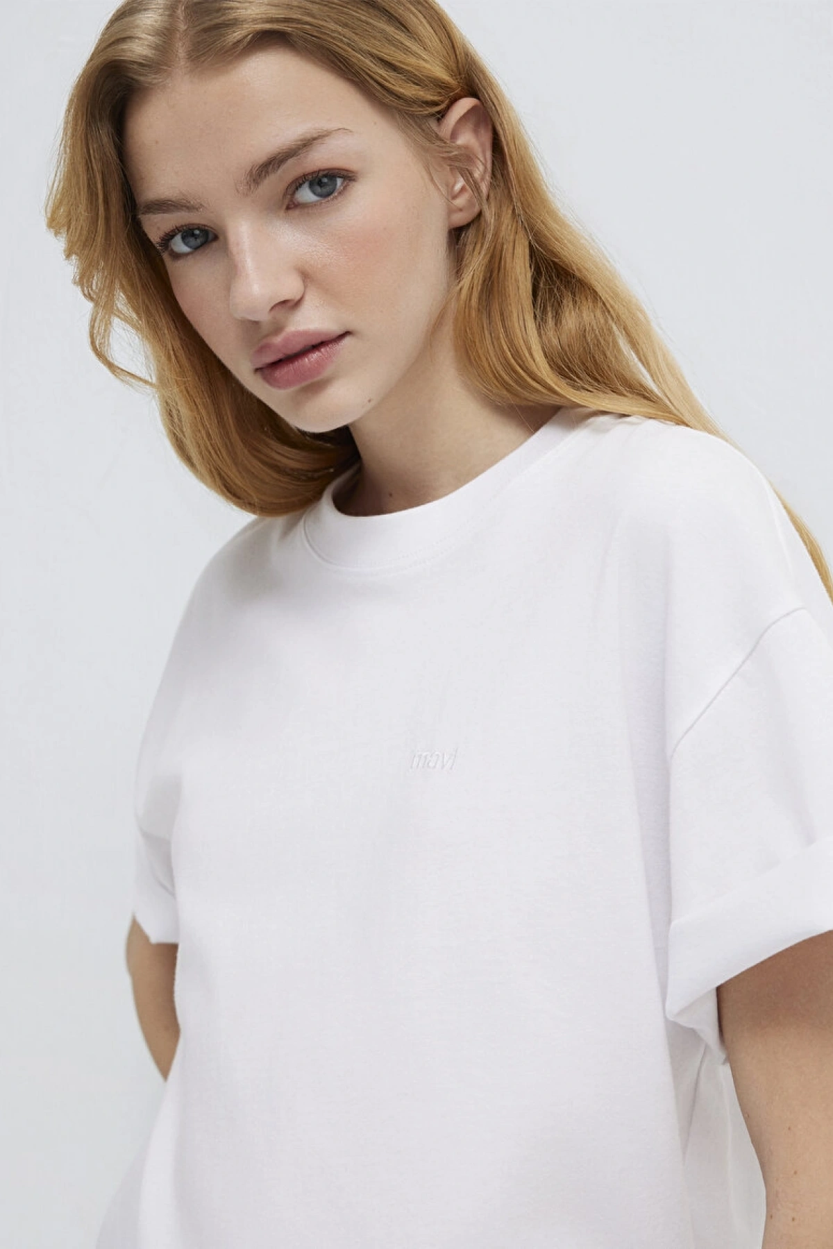 Mavi Nakışlı Beyaz Basic Tişört