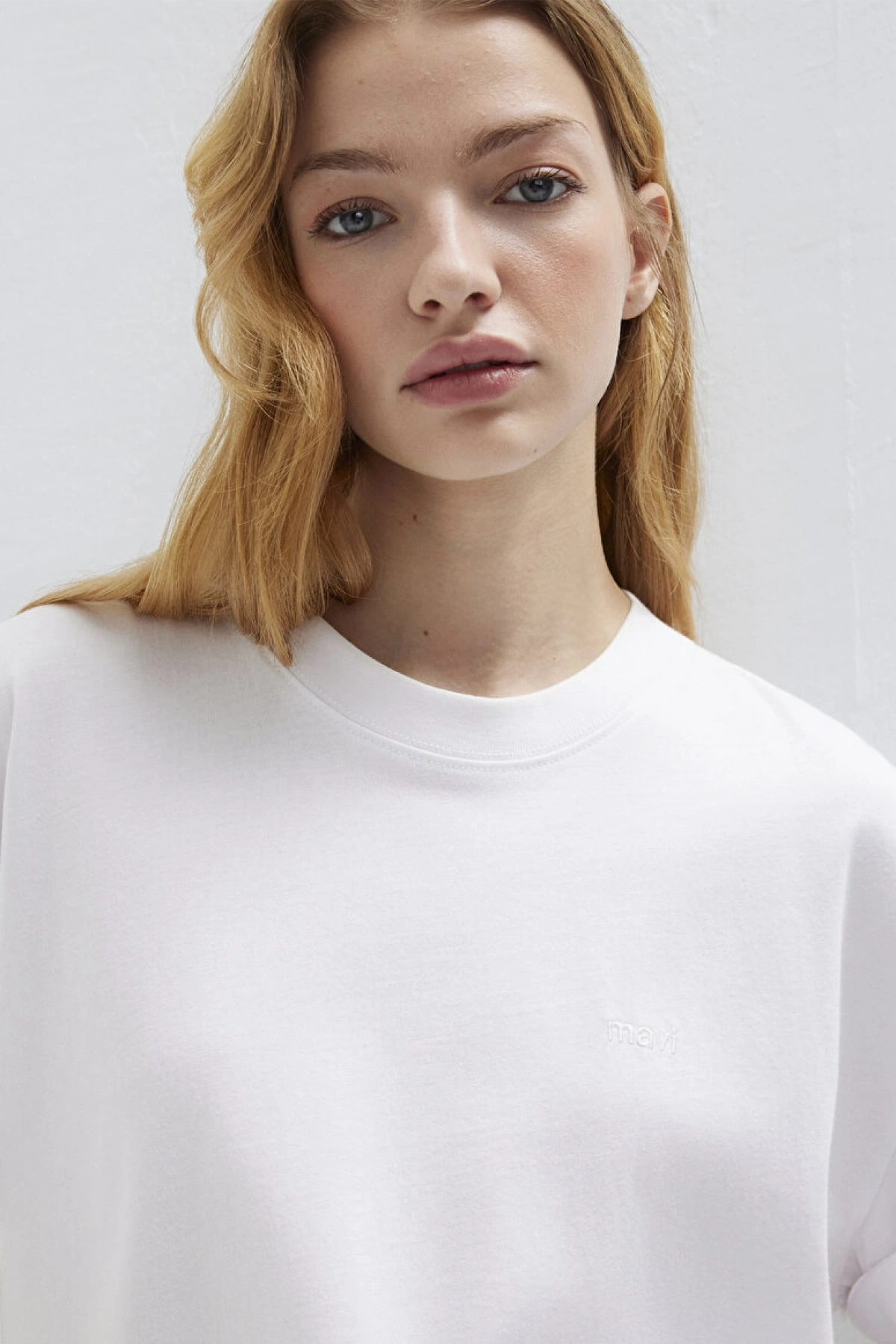 Mavi Nakışlı Beyaz Basic Tişört