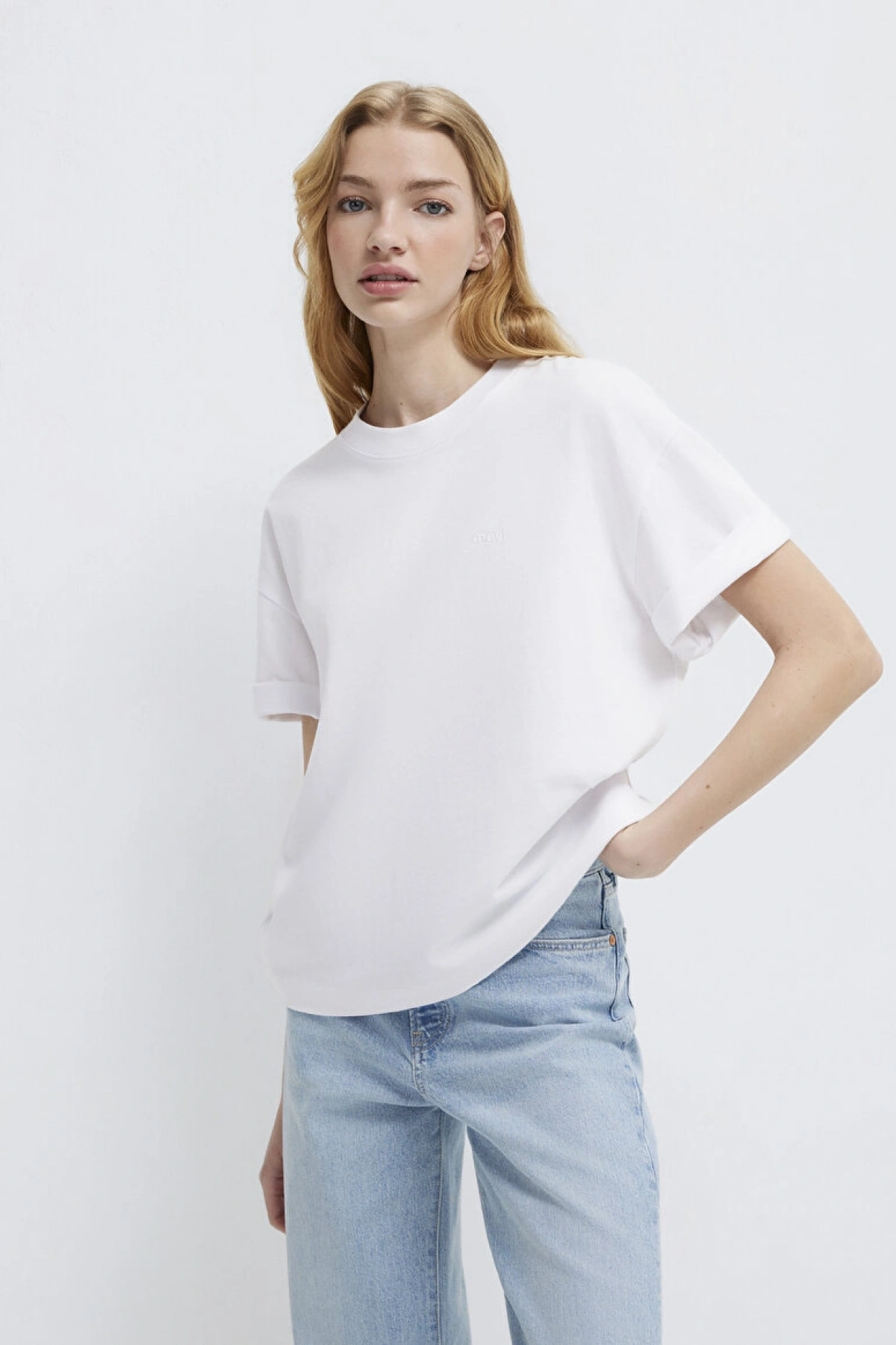 Mavi Nakışlı Beyaz Basic Tişört