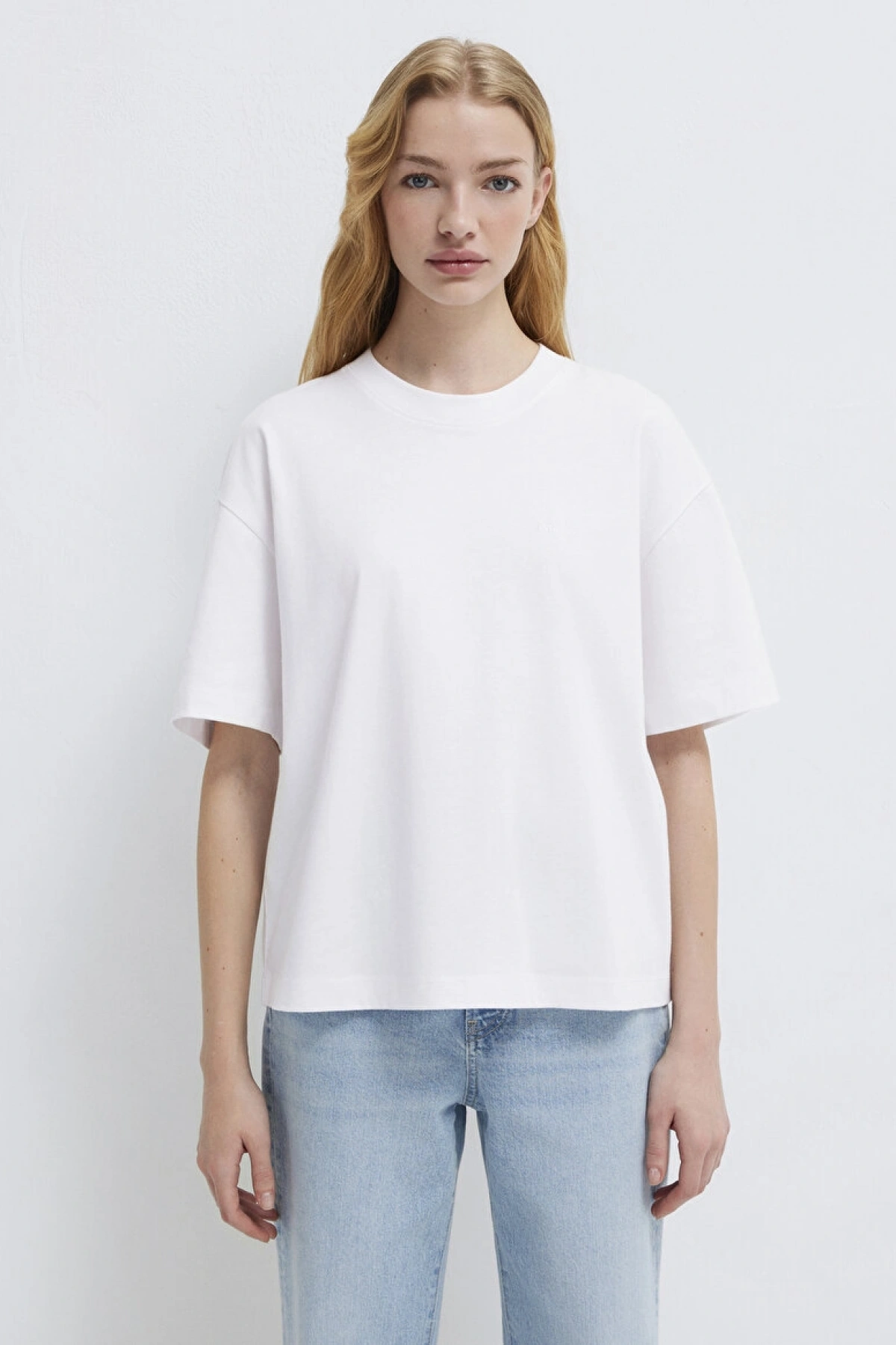 Mavi Nakışlı Beyaz Basic Tişört