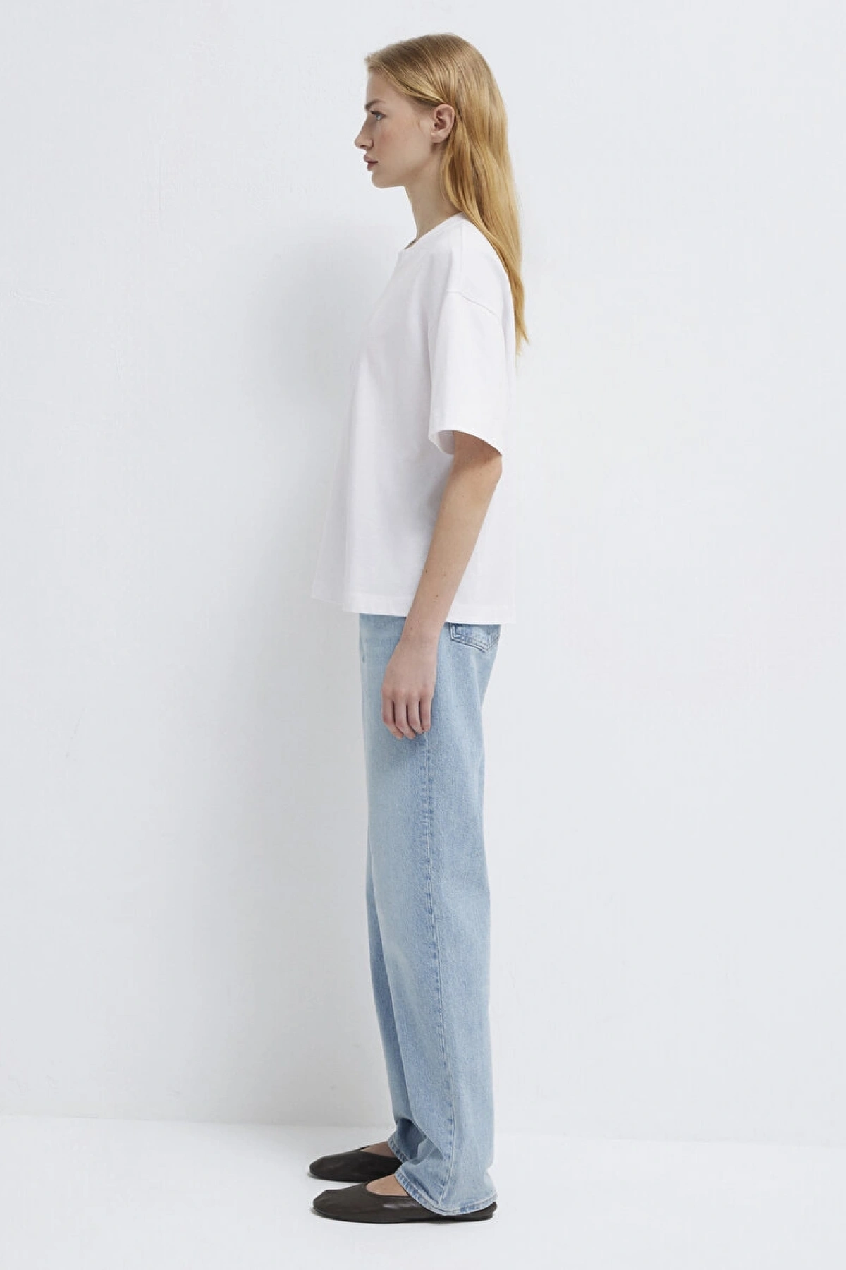 Mavi Nakışlı Beyaz Basic Tişört