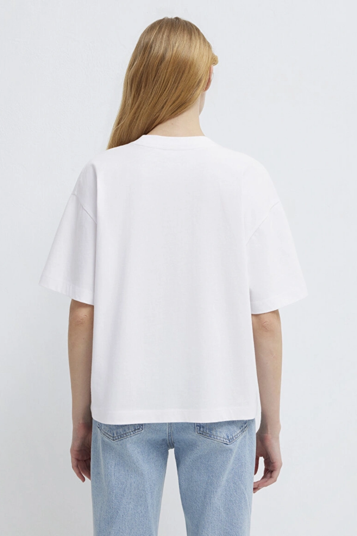 Mavi Nakışlı Beyaz Basic Tişört