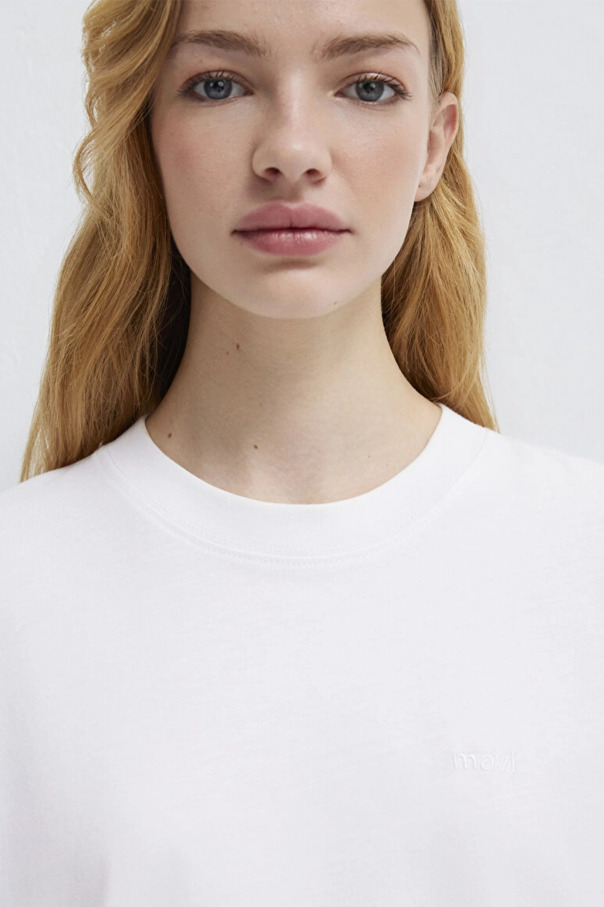 Mavi Nakışlı Beyaz Basic Tişört